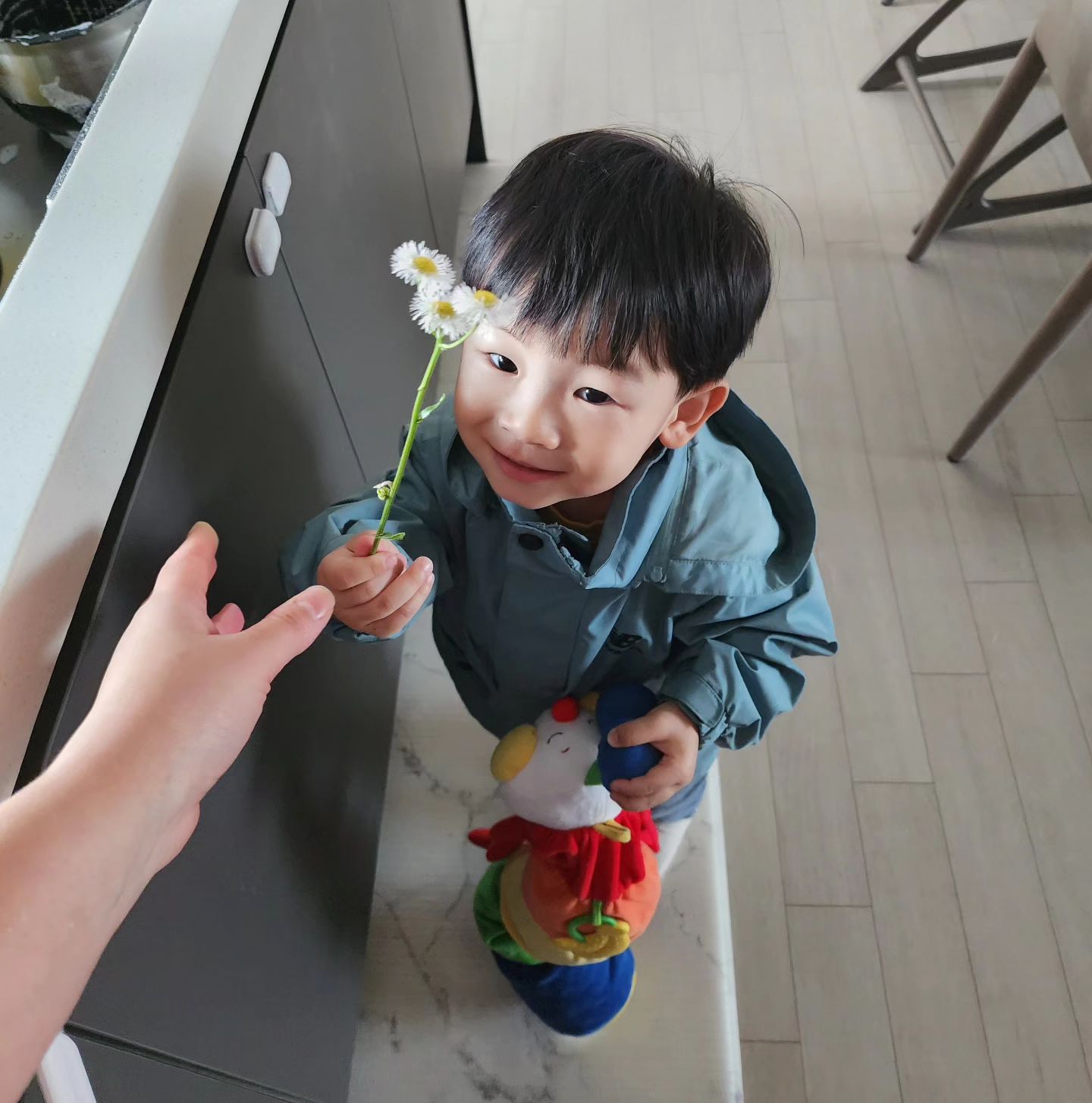 외할머니랑 하원하면서 엄마준다고 가져온 꽃💐
스윗한 아들🥰 나중에 여자친구한테도 잘하겠네~

#사랑스러웡😍 #스윗한아들