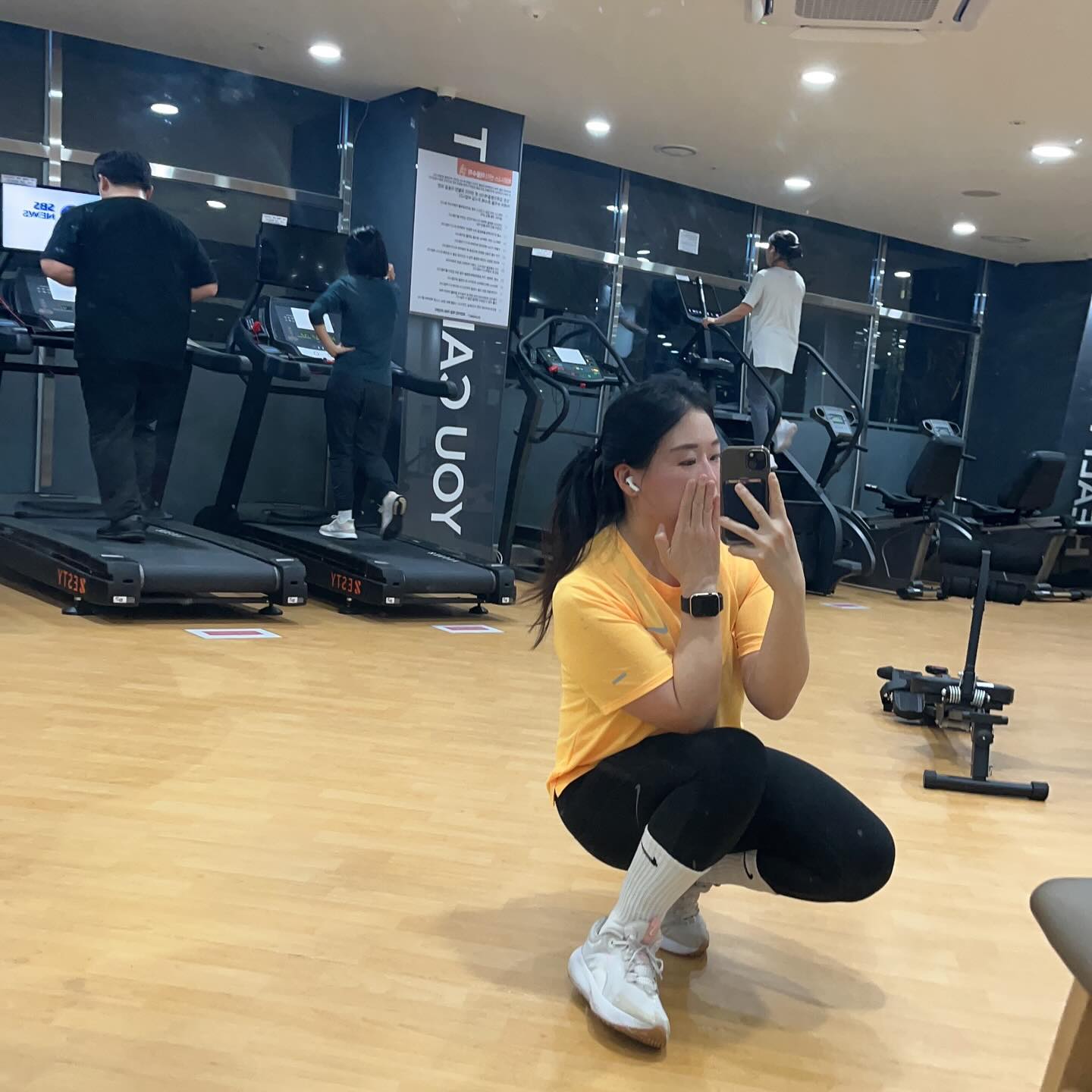 #런람이 
.
혼자 나름 인터벌 !! 🥵
오늘 열심히 했다!! (열심히 했다의 기준, 힘들때 페이스 늦추지 않고 뜀)
.
wowrunningclass 가야되는데 시간이 안맞네ㅠㅠ
코치님들 보고 싶어요!!! dami_is_free yhknojh okbin723 저 잘했쥬?😏
.
- ~5분 속도 5.5 (빠르게 걷기) 
-5분 ~ 6분30초 속도 6.5 (조깅)
-6분30초 ~ 8분30초 속도 9-10 (질주(?))
-8분30초 ~10분  속도 4 (걷기)
*3set
.
#런 #러닝 #헬스 #헬스장 #운동하는여자 #운동하는남자 #운동하는직장인 #run #running #런스타그램 #러닝스타그램 #와우러닝 #쪼런쪼런 #갱런8기