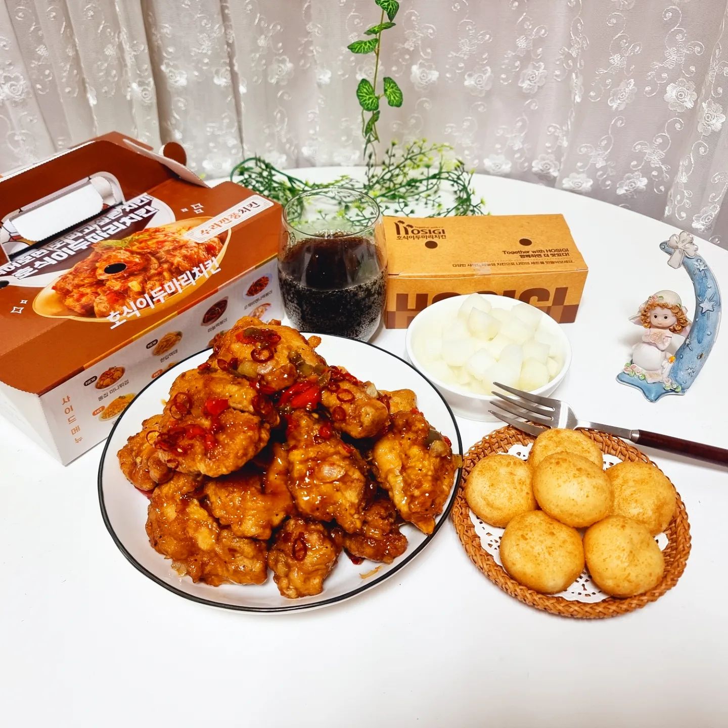 #협찬
hosigi1999
#호식이두마리치킨

연말연시 치맥 ..
#수라깐풍치킨 + #갈릭바게뜨볼

로스트 3종 야채인 파프리카,양파,피망에
간장베이스에 링홍고추가 토핑으로 화려한 비주얼로
매울줄 알았는데 맵단짠 양념으로 많이 맵지 않아서
누구나 부담없이 즐길 수 있는 맛~!

수라간 기미상궁도 반해 버린 그 맛!~!
단짠에 매콤함이 더해져 중독적인 맛으로
자꾸 손이 가요.

사이드메뉴인 갈릭바게뜨볼인
쫀득 찹쌀 #치즈볼 치킨과 넘 잘 어울려요.

남은 양념은 치밥으로 식사까지 마무리 ~~

#호식이두마리치킨#호식이 #치킨메뉴
#치킨#치킨추천#야식메뉴추천
#맥주안주#치맥#치밥#치킨배달
#호식이두마리치킨부개1호점
#치킨맛집#신메뉴#사이드메뉴