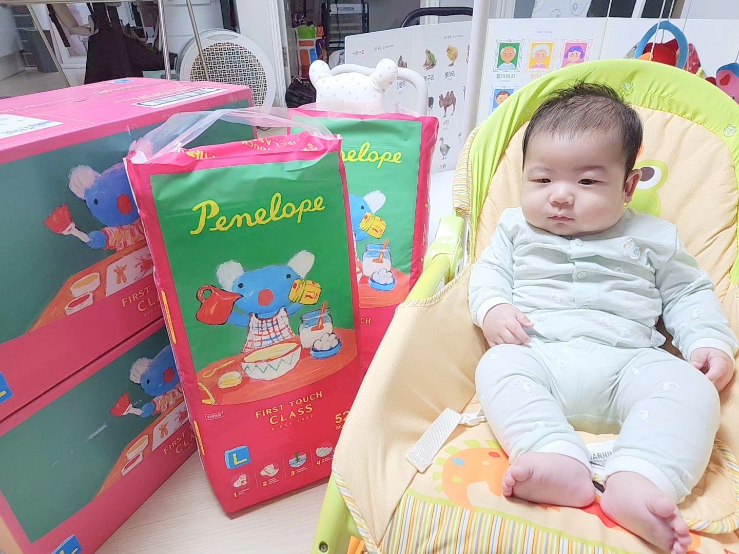 #109일차

고모께 선물받은 기저귀 #페넬로페기저귀
이번엔 인증샷 보내드린다고 잠시 앉혀놨는디
가만히 앉아있지를 않네 이제 ㅎㅎㅎ

잘자라고 건강하자 울아들♡

#귀여운아기 #기저귀선물