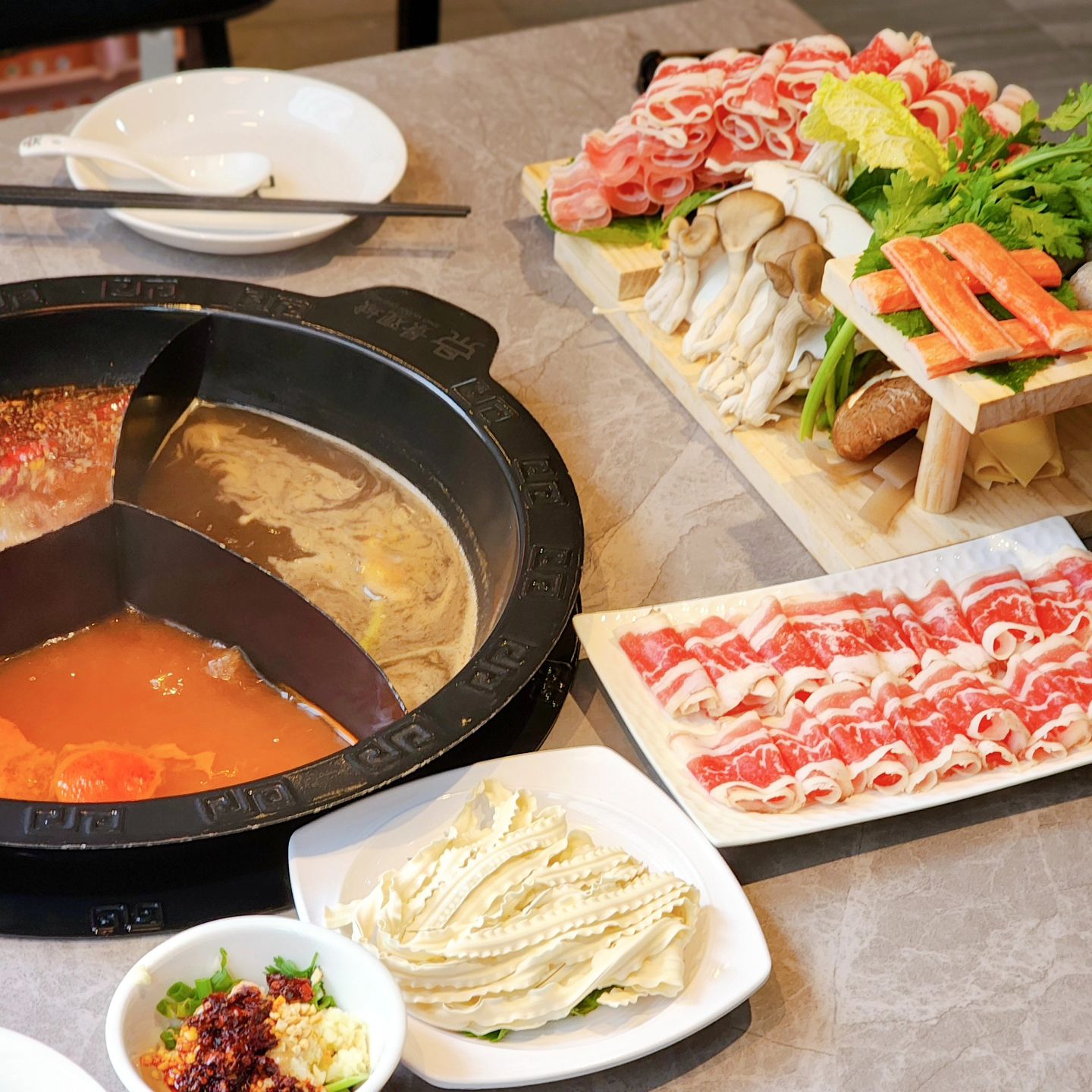 #징관청훠궈

중국현지 본토의맛을 구현하는 집😋
벌써 두번째 방문!!!
마라수혈 풀충전 가능
 
사천마라 / 토마토 / 버섯
육수는 총 3가지!!!

원래 마라맛 제일 좋아하는데, 
여기는 버섯탕이 진짜 대박임 😋 

감칠맛이 돌아버려~~~ 꼭 먹기!

수제 새우완자, 수제 고기완자는 
육즙 팡팡 식감이 너무 좋아유 

✅#주말점심메뉴
기본세트 (2~3인분) 38,900원 
야채, 소고기, 돼지고기, 수제완자 2종 
건두부, 중국당면 포함 

+ 벤츠궈 15,000원 
+ 셀프소스바 인당 3,000원 

#수원훠궈 #수원맛집 #영통훠궈 #수원훠궈맛집 #영통역맛집 #영통데이트 #훠궈맛집 #마라수혈 #영통역