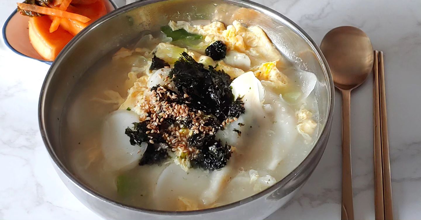 #맛있는 #신년 #새해 떡국
정확히는 #집에서 #떡만둣국 #맛있다

#동생 은 #해돋이 보러 갔다가 #목포 에서 사 먹었는데
#떡국 한 그릇에 8천 원이었다고ㄷㄷ
다른 덴 더 비싸려나
#물가상승 ㄷㄷㄷ

#일상 #요리 #요리스타그램 #집밥스타그램 #맛스타그램 #맛스타 #맛스타그램😋 #먹스타 #먹스타그램🐷 #식스타 #식스타그램 #아침식사 #선팔 #맞팔#선팔맞팔 #선팔하면맞팔가요 #선팔은곧맞팔 #선팔하면맞팔🙌 광고계정 빼고
#koreanfood