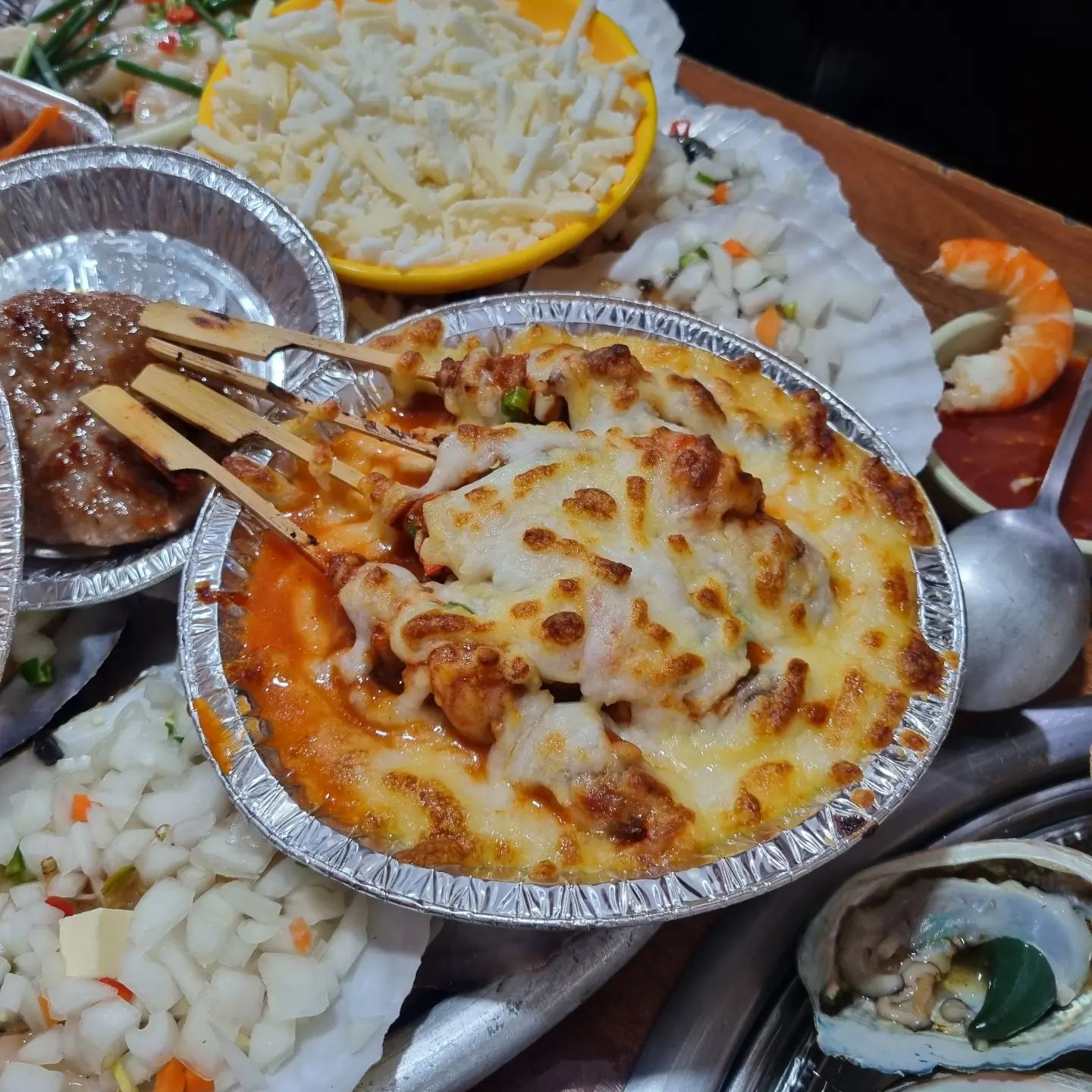 #부산여행1탄

부산이라면..조개구이지..
열심히 먹었다.
취했다~

좋다좋아!!
바닷가앞 조개구이..
추워서 바다구경은 패쓰!!

#부산여행
#가족여행
#송도조개구이