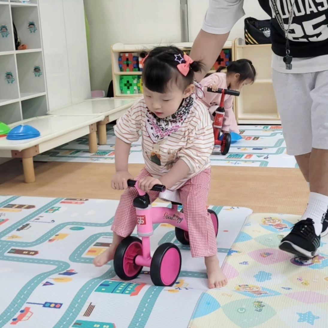 오늘의 하이( ˇ͈ᵕˇ͈ )🤍⁣⁣⁣⁣ +843⁣
우리 뀌요미 하이가, 자전거를 타다니이.ᐟ.ᐟ🚴‍♂️🚴‍♀️🩷⁣
얼마전까지만해도 항상 품에안고있었던 나의아기가,⁣
어느덧 쑥쑥자라 자전거를 타다니:)💛⁣
⁣
⁣여느때와같은 키즈노트의 어린이집하루사진이지만, 큰감동이밀려온다⁣
"하이가 자전거를 타다니....ᐟ.ᐟ"⁣
하루하루가 다르게 말도 늘고있고, 엄마가아픈걸 아는지 잘 도와주고,⁣
야무지게 자신의 할일을 잘챙기고, 행복도 잘 느끼는 하이를 보면⁣
정말 우리하이가 다컸구나 싶다..❤️⁣
(🤭🤭아직은 27개월 아가이지만히히)⁣
⁣

하이야🌷⁣
하이의 모든 처음을 아빠와엄마가 응원해.ᐟ.ᐟ(งᐖ)ว⁣
우리 하이는 무엇이든 잘할수있어✨️⁣
우리하이 오늘도 쑥쑥크느라 수고했단다🩷⁣
⁣
⁣⁣
⁣⁣⁣
⁣⁣⁣⁣
⁣⁣⁣⁣
⁣⁣⁣
⁣⁣⁣⁣
⁣⁣⁣⁣
⁣⁣⁣⁣
⁣⁣⁣⁣
#아기스타그램 #아기옷 #아기모델 #선생님 #육아맘 #아기랑놀기 #어린이집적응기 #어린이집 #아기와갈만한곳 #2살 #3살 #딸스타그램 #딸바보 #키즈노트 #육아 #육아소통 #육아스타그램 #육아템 #맘스타그램 #맘소통 #27개월아기 #28개월아기 #26개월아기 #20개월아기 #일상 #일상스타그램 #김하이 #하이스타그램🤍