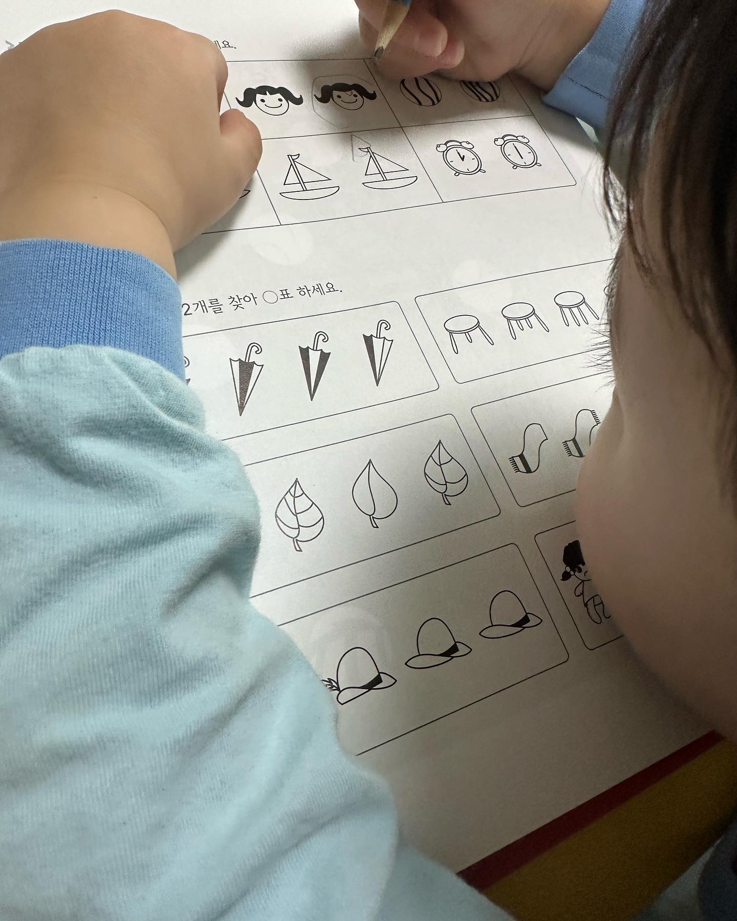 📝
한동안 엄마 컨디션이 좋지않아 방치되었던 아드님...
6살 형아도 되고 리얼형아도 되고... 
엄마 컨디션도 좀 좋아졌으니, 열심히 놀고 열심히 공부하긔...💕 

오늘은 킨더팩토 B 도형과퍼즐 시작 
매일 2장씩 목표로 꾸준히 해서 4월안에 완북 목표로~~! 
다른그림 찾기 어렵다더니 잘만 하네 ㅎㅎ

factomom

#팩토 #2주플랜챌린지 #11기 #자기주도학습 
#만4세 #54개월 #6살 #유치원생 #유아수학 #수학공부 #엄마표수학 #엄마표학습 #日記妌 #日記