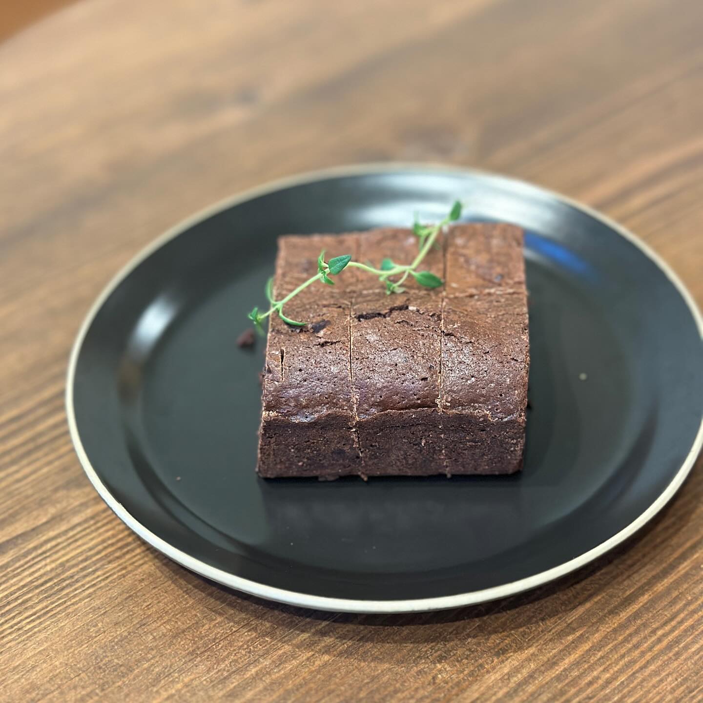 넌 나의 #brownie 🍫
#jeju #cafe #온결 에 방문하였다.
조용하고 아늑한 분위기 

통창문 밖으로는 #풍차 가 돌아가고 있었다.
이것이 바로 풍차멍…?

뒷창문에는 억새들이 바닷바람을 맞으며
휘날리고 있었고, 나는 누워서 #coffee 수혈을 하고 있다.

왜냐하면 내 몸안에 피는 커피이기 때문이다.

#소확행 #쉬는날