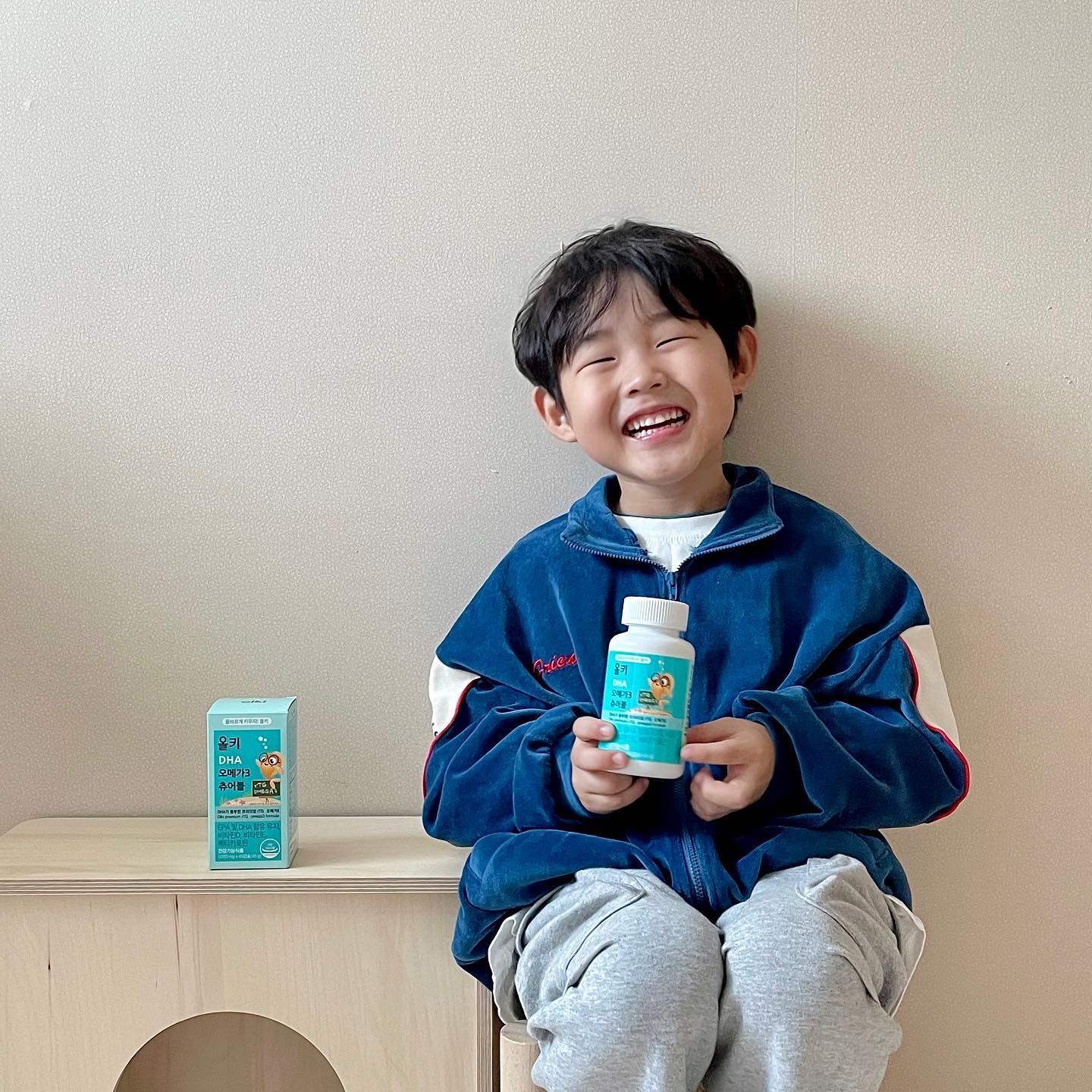 #협찬 #올키앰버서더 

올키 앰버서더 2기 활동을 하면서
마지막으로 소개할 제품은
올키 DHA 오메가3 츄어블💛

1일 1회 3캡슐 간편하게 씹어서 섭취하고
맛있는 오렌지 맛 츄어블 형태로
기범이가 먼저 찾아서 먹어요😋

두뇌 구성 성분 DNA를 강화한 프리미엄 EPA
성장기 아이들에게 꼭 필요한 
DNA 성분을 UP 시켰고
프리미엄 rTG형 오메가로 체내 흡수가 뛰어나요

12개월 이상 누구나 섭취 가능해서
곽남매네는 온 가족용으로 먹고 있어요:)
승범이는 아직 어려서 츄어블 안에 오렌지 원액만
짜서 먹이는데 새콤달콤 맛있는지 
너무 잘 먹어주는❣️

🔖올키 공식몰 한정 무제한 적립금 혜택
공식몰 친구 초대 위젯 클릭 > 지인 초대❣️ 
초대한 친구가 가입 시 서로에게 2,000P 지급
초대한 친구가 구매 할 때마다 1,000P 무제한 적립:)

우리 아이의 성장을 지켜 줄 
올키 DHA 오메가3 츄어블 함께 먹여요💛

🏷올키 ajupharm_official 

#올키 #올키오메가3 #올키영양제 #키즈오메가3 
#츄어블오메가3 #어린이오메가3 #어린이영양제 
#키즈영양제 #베이비영양제