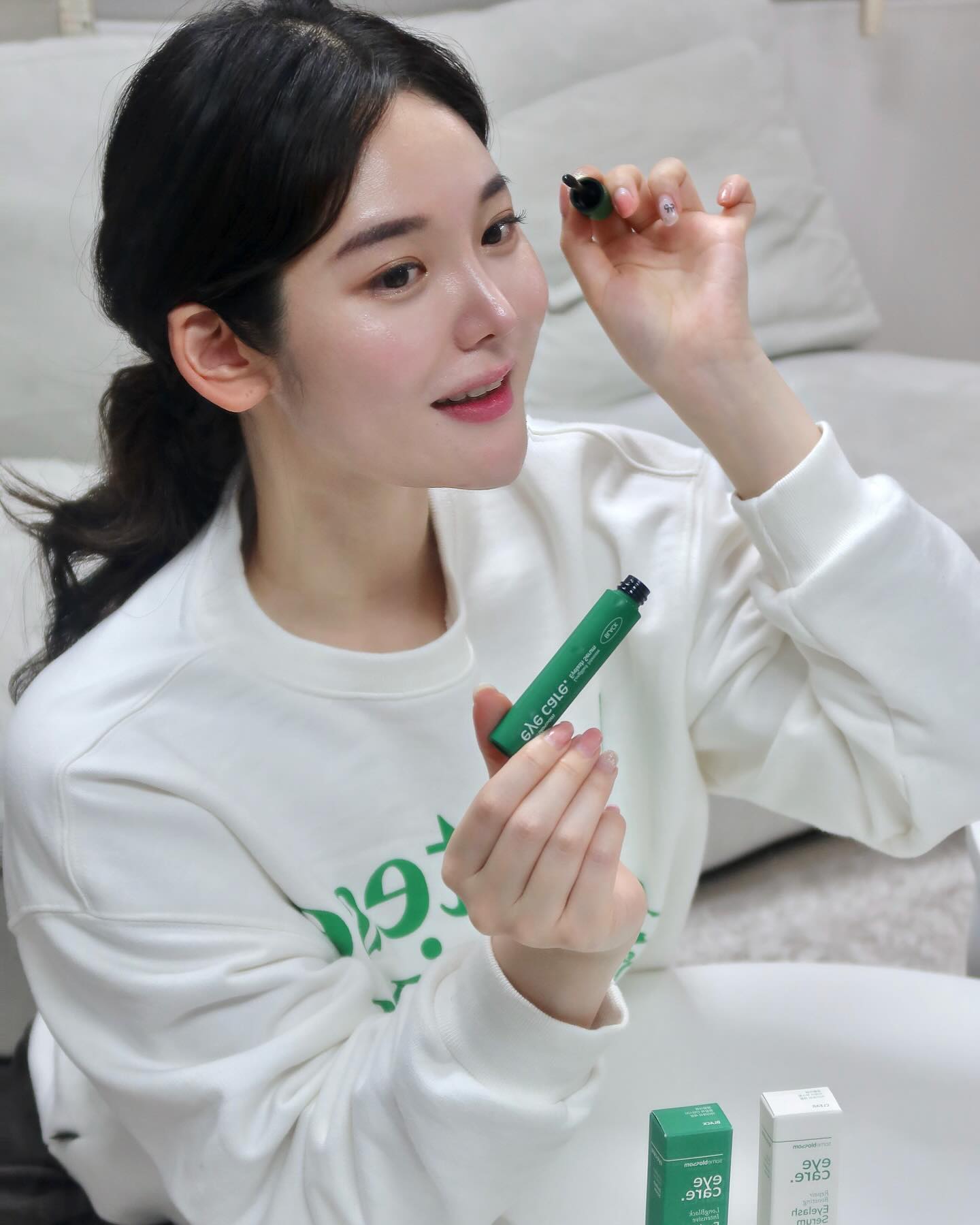 #광고 someblossom_official 

속눈썹 아이래쉬 세럼으로 낮과 밤 모두 빈틈없는 속눈썹케어 같이 할 사람~??😊

🤍 투명은 속눈썹, 눈썹, 헤어라인까지 케어 가능
🖤검정은 낮에 마스카라 대신 틴팅세럼 
아침~저녁까지 유지 및 이지워셔블

✔️눈물과 비슷한 농도라서 사용 시 눈 시림이 없다(안자극 테스트와 민간 트 통과)
✔️모발 성장을 위한 바이오틴, 펩타이드, 판테놀 등 성분 함유 
✔️임상 시험 결과 참가자 전원 속눈썹 개선, 컬링 개선, 볼륨 개선 효과

출시 2주만에 1차 완판 된 기능성 제품으로
잦은 속눈썹 펌과 연장으로 손상된 속눈썹에 빠르게 영양을 주는 제품 ❤️
사용한지 7일차 벌써 모근이 튼튼해져서 뷰러할 때 느낌이 달라지는 느낌 

#댓글이벤트
처음해보는 이벤트🤍🤍
요거 좋아서 선물 드려보려구요!
댓글에 자신이 속눈썹영양제를 써야 하는 이유를 써주세요!  댓글 다신 분 중 추첨을 통해 3분 께 ’썸블라썸 리턴케어 속눈썹영양제 세트‘를 니다!

참여 방법 : 제품을 받아야 하는 이유를 댓글에 써주세요
(스토리공유,친구 태그시 당첨확률 🆙 팔로우 상태여야합니다!)
참여 시간 : 3월12일~ 3월 16일 토요일
당첨 발표 : 3월 17일

#썸블라썸#속눈썹영양제#속눈썹연장#속눈썹펌#뷰티템#뷰티템추천#kbeauty#뷰티모델#이벤트#댓글이벤트