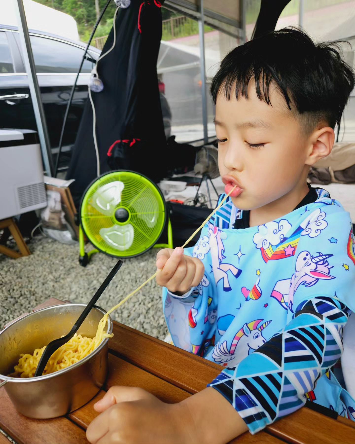 캠핑 둘째날에는 물놀이 실컷하기
물 속에 들어가 있으니 시원하다~
정우튜브는 사망했네ㅜ
아빠가 끓여주는 라면 최고구요!!
저녁에 먹은 훈제통삼겹과 쭈꾸미
너무 맛있었어!!!!!
#여름휴가 #여름방학 #캠핑은즐거워 
#더울때물놀이가최고
