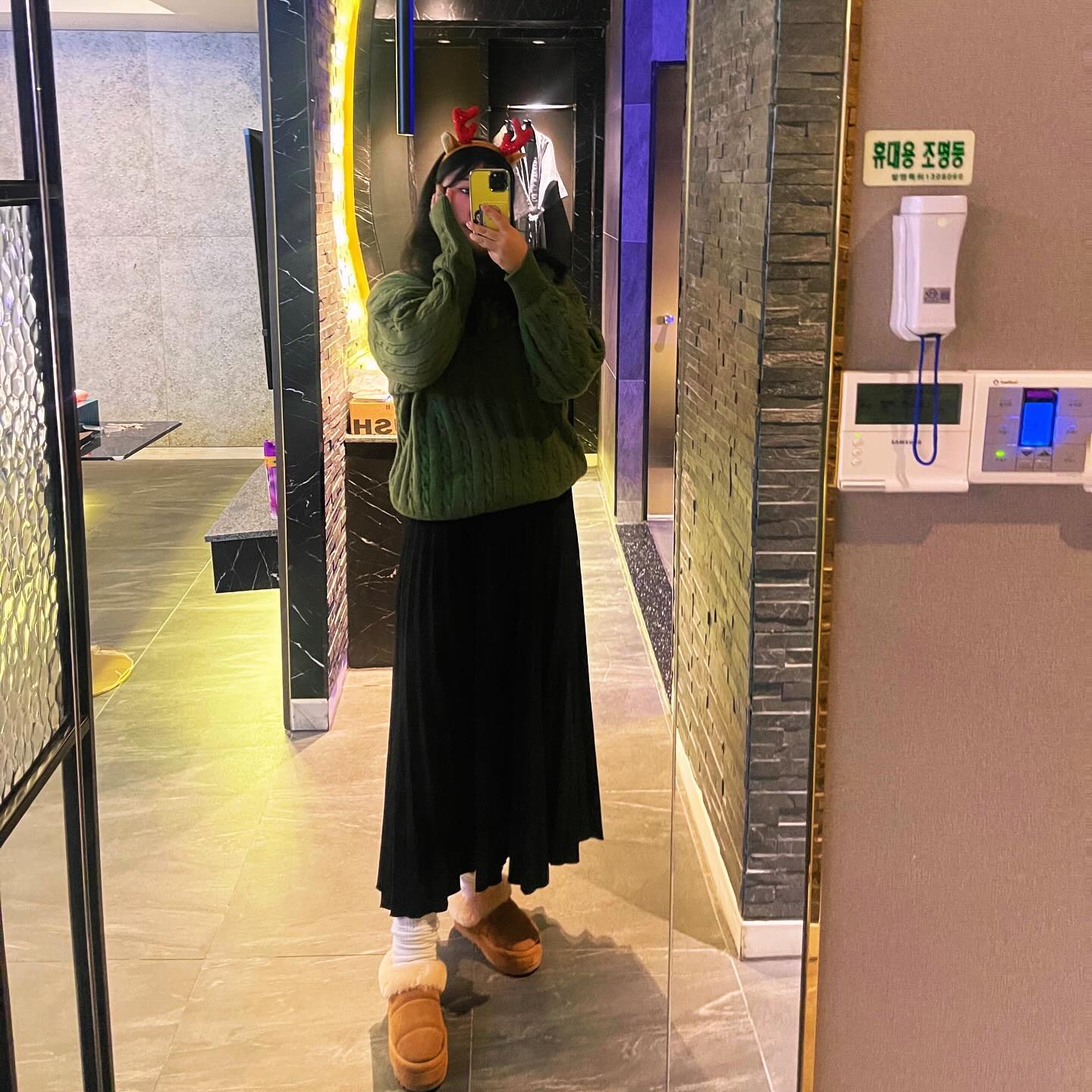 Happy Christmas 🎄❤️
함께 하는 두번째 크리스마스👍
근데 하트빔 어케쓰는거공? 2마넌 주고 사서 제대로 못씀
#하트빔 #눈뽕빔 
-
-
#merrychristams #christmas #happyday 
#데이트 #크리스마스 #어그 #어그부츠 #짱조아