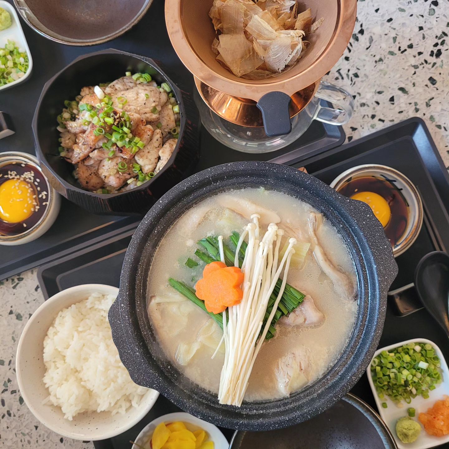 #협찬 #일체마부시

볕 좋은 휴일, 연남동 나들이 갔다가 맛있는 점심 먹고 왔어요.
'한 그릇에 음식을 가득 담다', '밥 위에 특별한 것을 올렸다' 라는 뜻을 가진 일식당 일체마부시 연남.

잘 구워진 닭고기 덮밥과 뽀오얀 국물이 사랑스러운 닭전골.
특히 전골 국물이 간간하면서도 오묘하게 매력적인 맛이라 감탄하면서 먹었어요!
여러 가지 양념 조합 중에서는 쪽파+오로시+유자폰즈 소스 조합이 아주 맘에 들었습니다.

직원분도 엄청 친절하셔서 먹는 내내 기분 좋았던 식사시간.
연남동에서 특별한 한 그릇 음식을 맛보고 싶으신 분들께 강력 추천합니다👍
전 너무 좋았어서 가까운 시일 내에 재방문할거예요....☺️🩷

토리마부시 _14.0
신선한국내산 안심, 목살, 닭다리살을 정성스럽게 구워 올려낸 한상차림, 숯불 닭 덮밥

🐔토리마부시 맛있게 먹는 방법🐔
1. 토리마부시 1/4을 앞접시에 덜어 본연의 맛을 느껴보기
2. 테이블에 배치되어 있는 7가지 양념 +계란 소스와 함께 취향껏 즐기기.
3.앞접시에 쪽파, 오로시를 덜어 폰즈와 함께 섞은 후 찍어먹기
4. 밥이 1/3정도 남았을 때 직원분이 내려주시는 핸드드립 오차즈케를 밥에 넉넉히 붓고 산초가루 소올 뿌려서 구수하고 담백한 맛을 즐기기

미즈타키 _ 15.0
일본식 닭전골 요리 (우유빛 닭전골)
7가지 소스와 함께 취향에 맞게 즐기는 메뉴

🐔 미즈타키 맛있게 먹는 방법🐔

1. 본격적으로 드시기 전 앞접시에 고기와 육수를 덜어
본연의 맛을 느껴보기
2. 야채와 고기를 계란 노른자 +7가지 양념과 함께 취향껏 즐기기
3. 앞접시에 쪽파, 오로시를 덜어 폰즈와 함께 섞은 후 찍어먹기
4. 남은 냄비에 취향에 맞는 소스를 넣어 마지막까지 즐기기.
*산초 Best

#연남동맛집 #연남동데이트코스 #홍대술집 #연남동덮밥 #연남동존맛 #연남동일식당
