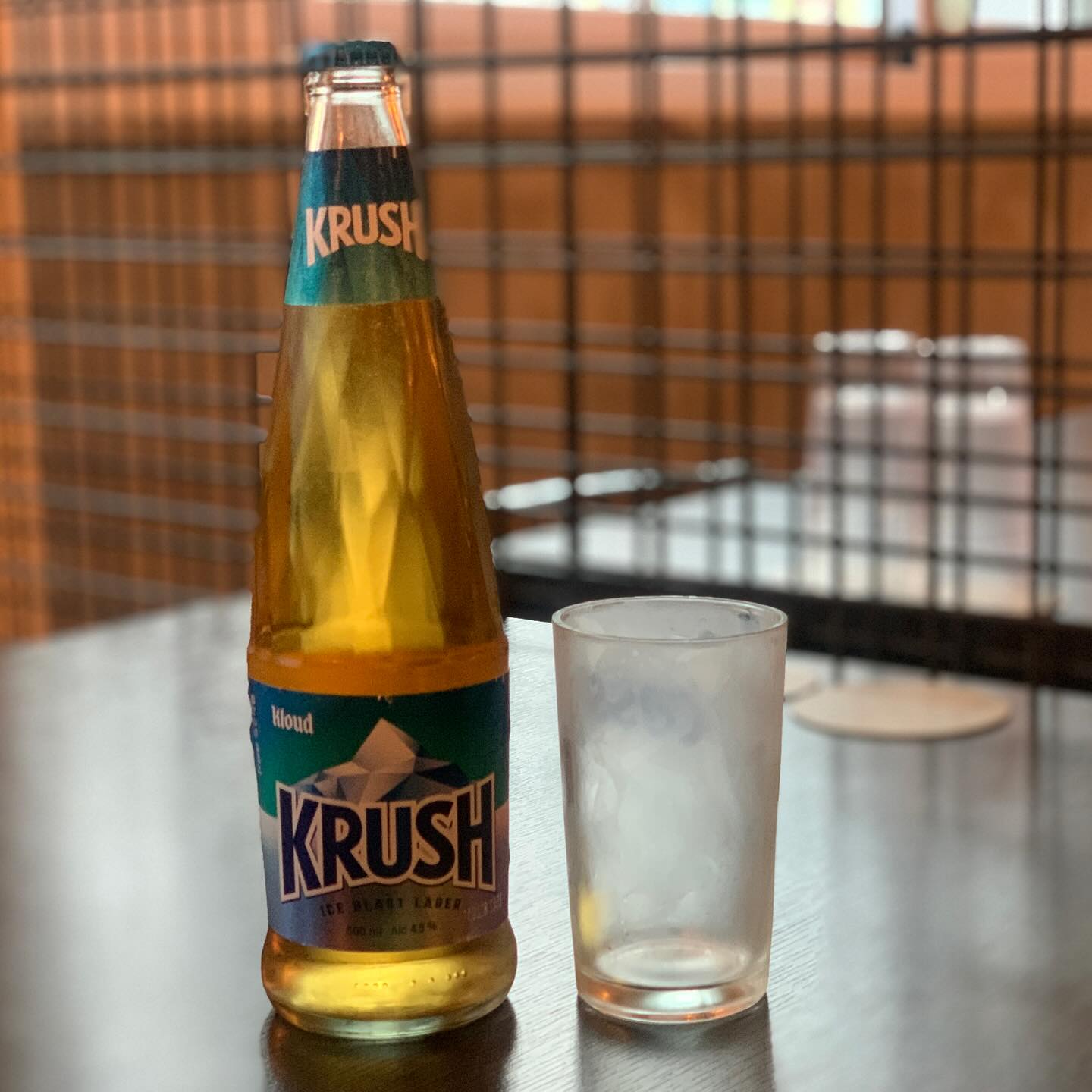 #광고 #크러시맥주 
.
.
.
퇴근 후 맥주 한 잔, 힐링 그 잡채 :)

더운 여름날 시원하게, 
가볍게 마실 수 있는 맥주 
이지드링킹~

감튀랑, 닭껍질교자에
크러시 맥주

크러시 병 자세히 보면
은근 이쁘다?_?
각진 부분이 빙산을 떠올리게 하는건
기분탓인가 ㅋㅋㅋ

이번 여름 맥주 픽은 
크러시로 땅땅땅! 😎
.
.
.
*지난친 음주는 뇌졸중, 기억력손상이나 치매를 유발합니다
임신 중 음주는 기형아 출산을 일으킵니다.

#크러시 #krush #크러시맥주 #이지드링킹 #크러시캔 #4세대맥주 #여름맥주 #편의점맥주 #easydrinking  #히든펍 #수촌마을술집
