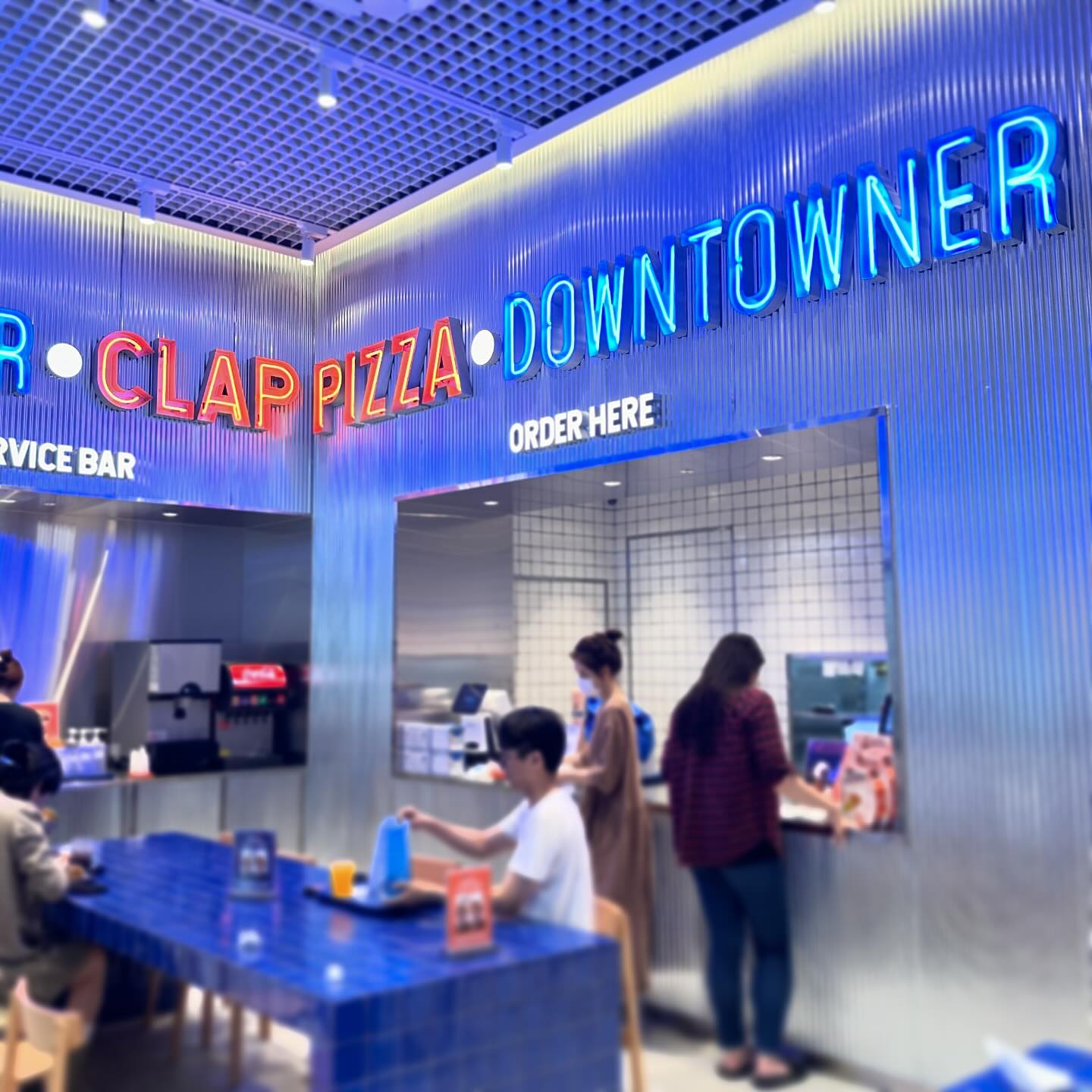 #협찬 clappizza

가산점을 시작으로 천안 아라리오, 대구 빌리브헤리티지, 샤로수길, 부산 롯데백화점 광복점 등 전국적으로 오픈 예정인 클랩피자🍕

🎉 오픈 이벤트🍕
✔ 6월 한 달 동안 배달의 민족, 쿠팡이츠에서 최소주문 금액 이상 주문 시 2,000원 할인쿠폰 증정
✔ 각 지역 오픈 시 매장 이용 고객에 한해 선착순 100명 쿠폰팩(쿠폰 5종) 증정 
1) 주문금액 상관 없이 5000원 할인 쿠폰
2) 디스펜서 음료 두 잔 쿠폰
3) 파스타 or 떡볶이 中 택1
4) 5만원 이상 구매시 1만원 할인
5) 라지 1판 주문시 퍼스널 1판 무료증정
〰 3만원 이상 현장 구매시 6개월 간 사용할 수 있는 지류 쿠폰팩 증정 (매장, 포장 이용에 한함)
〰 추후 신규 매장 오픈 시 마다 선착순 각 브랜드 100명

#가산맛집 #가산데이트 #가산데이트코스 #가산핫플 #피자맛집 #피자추천 #클랩피자 #clappizza #서울맛집 #맛집추천 #맛집탐방