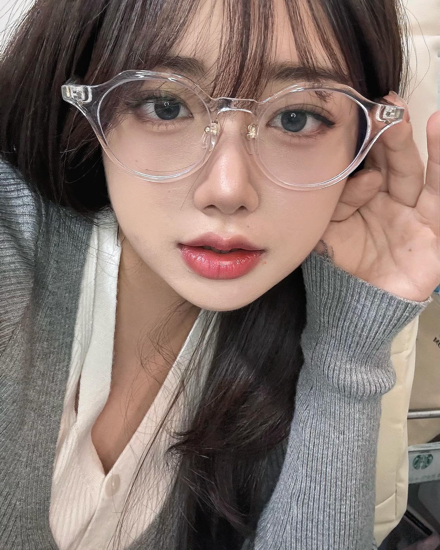 수짤래미 🐰🤍

옛날에 앤경끼면 #맹꽁이 닮았다구 별명이었는데 
지금도 맹꽁이 같나욥 .. ✧*.◟(ˊᗨˋ)◞.*✧ 

그나저나 .. 지갑잃어버려서 민증사진 찍어야하는데 .. 잘 찍는 곳 추천졈 ..