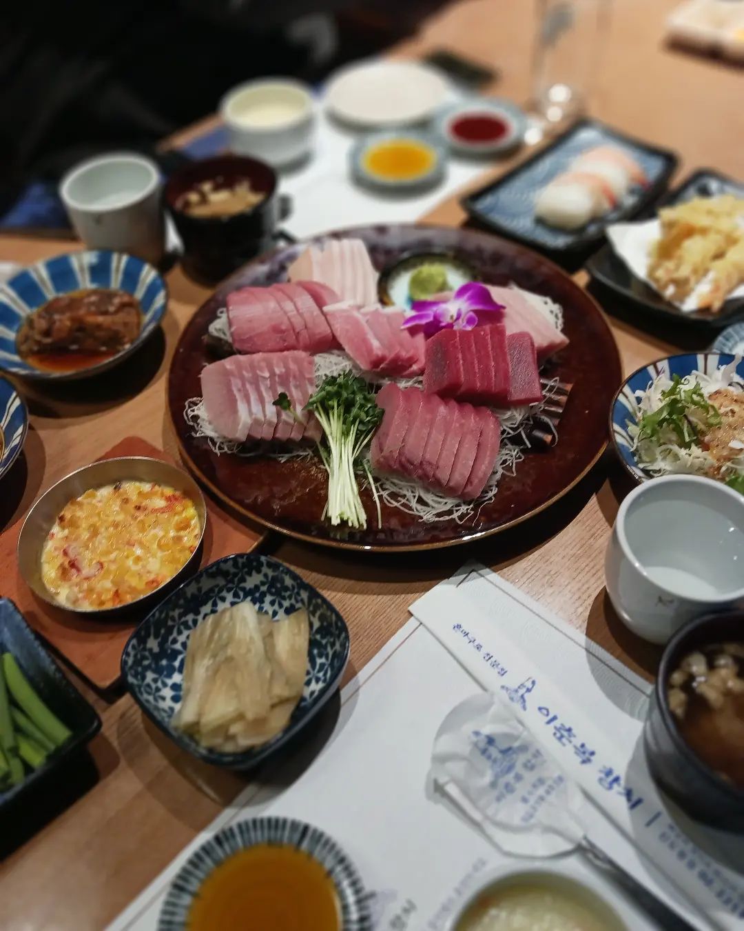 #이춘복참치신도림점
.
디큐브 별관 3층에 있는 #참치회맛집💞

가게는 무척 넓은데 다찌석,테이블석 ,룸으로 되어있고
 미리 예약해서 룸에서 프라이빗하게🤩

시그니처 메뉴인#실장님추천참치로 주문😍
초밥,새우튀김,콘샐러드,무조림,샐러드 등 반찬들이 나오는데  리필됨

부위별로 한접시 나와서 참기름 장에 찍어 먹는 참치
완젼 꼬소하네요. 김에 싸서 와사비 듬뿍무순 폭풍흡입👍
무한 리필이라 다 먹으면
리필해주시는데 거의 같은 부위로만 주심
갓튀긴 새우튀김 바삭바삭🍤

다 먹고 식사는 알밥으로 마무리
밥이 들어가니 든든😋

나름괜찮은 구성으로 잘 나왔어요

#신도림맛집#디큐브시티맛집#참치맛집#신도림참치#무한리필참치#구로맛집#구로맛추천