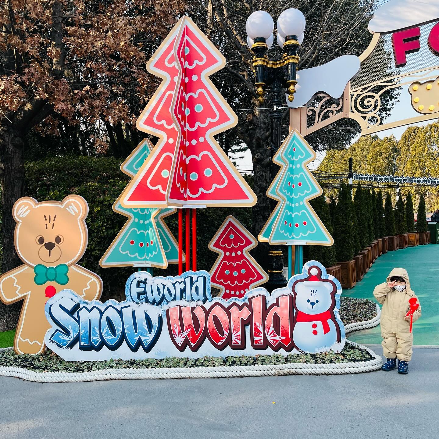 #이월드 #일루미네이션 #이월드일루미네이션 
eworld.official 
.
.
개구쟁이 원재는 이월드 너무 너무 좋아함🩷
오늘도 신나게 놀고 집가는 길.. 차에서 기절😴
우리 썰매타러 또 가쟈😊
아, 물론 말 잘들으면 말이야🙄