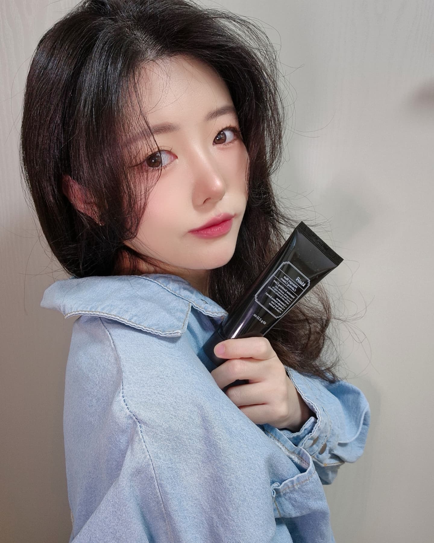 #제품제공 dear_klairs 

이전에 소개시켜드렸던 블루앰플과 함께 사용하기 좋은 #미드나잇블루카밍크림 이에요

앰플 사용 후 피부위에 수분이 날라가지 않도록 꽉 잠궈주는 수분잠금크림인데요.
사용 후에 즉각적으로 피부 표면 온도를 내려주어서 장시간 야외활동으로 지친 피부를 회복시켜줄 때 좋답니다😉

요 크림 또한 구 아이아줄렌 성분으로 푸른빛을 띄는 제형이 특징이에요! 
하지만 착색은 절때 되지않는다는 사실!

유난히 피부가 지치고 열감이 많이 올라올 때는 피부에 듬뿍 올려서 나이트팩 대용으로도 사용 가능하구요.
민감성 피부 자극 테스트를 완료해서 #민감성피부 이신 분들도 안전하게 사용 가능해요💜
발랐을 때 끈적임이나 오일리함 없이 촉촉하게 마무리되다보니 유분감이 많지않은 크림 찾으시는 분들께 추천드려요👍
 

#클레어스 #피부진정 #진정크림 #klairsbluecream #무신사뷰티 #loveklairs