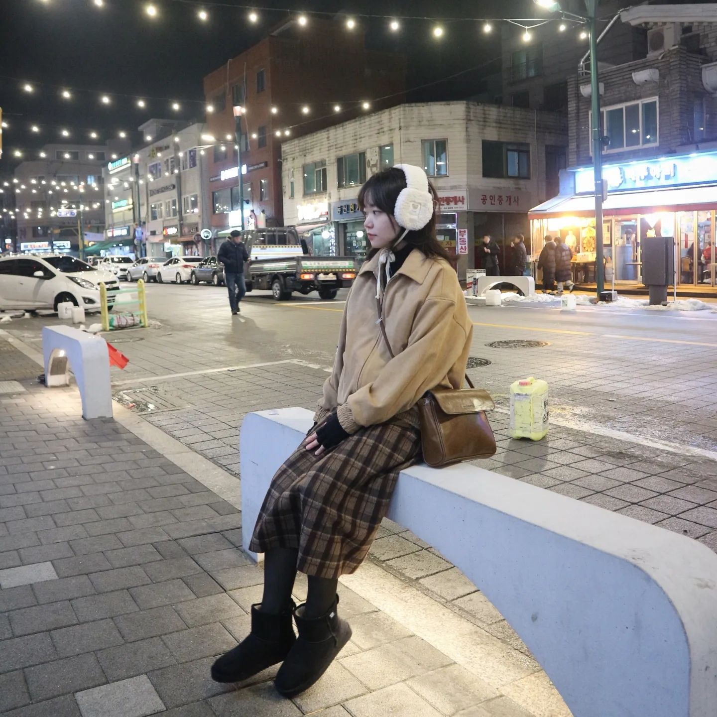 #협찬 비바브라운 카라 블루종 스웨이드 자켓
12월의 마지막을 부드럽고 루즈한 오버핏의 자켓과 보냈습니다
크롭한 기장으로 투웨이 지퍼가 있어 원하는 무드에 맞춰 
착용할 수 있어 실용성있는 자켓이예요

안에 조끼패딩과 귀도리, 어그부츠까지 함께 하니
따듯하고 귀엽게 연출할 수 있더라구요

전체적인 톤은 브라운으로 아이보리 컬러 한 스푼💕

벌써 1월이라니 믿기지 않는데
2024년은 모두에게 더 행복하고 의미있는 해가 되길 바래요💝