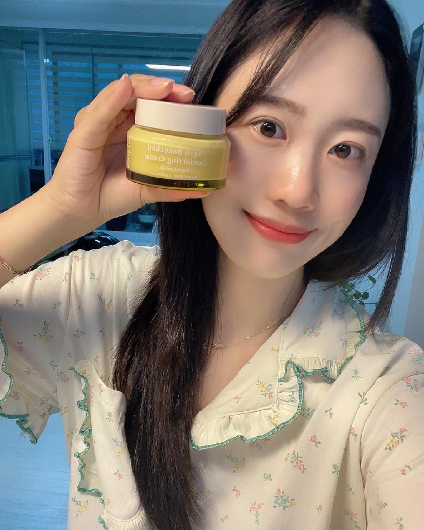 #협찬

🍀 티나자나 비건 바쿠치올 컴포팅 크림

다들 바쿠치올이 뭔지 아시죠?!
레티놀이랑 비슷한 성분으로 아주 순하게 안티에이징 할수있는 아주 좋은 성분이에요‼️

오늘 가져온 요 아이는 식물성 레티놀 ‘바쿠치올’로 비건 안티에이징 케어가능하고,
시어버터 250,000ppm 함유로 촉촉~한 고보습충전과 물광피부 표현까지 가능!!
또 수딩 겔과 크림의 중간제형 생크림처럼 촉촉한 발림성으로 부드럽게 스며든답니다😆😆

다들 안티에이징이 얼마나 중요한지 아시죠??노화로부터 조금이라도 멀어져 보자구욧😝

저도 요 아이 써보고 촉촉하고 부드러운 발림성이 제일 좋았어요 ㅎㅎ
다른 제품들과 다르게 디자인적인 면에서도 넘 고급지고 이쁜거 있죠?!
또 비건이라는 점이 아주 맘에 들어라구요 ㅎㅎ

어서어서 다들 요아이로 안티에이징 해보자구욧😍

.
.

#티나자나 #티나자나크림 #탄력크림 #안티에이징 #바쿠치올 #바쿠치올크림 #영양크림 #링클크림 #비건화장품 #antiaging #tinazana #Kbeauty