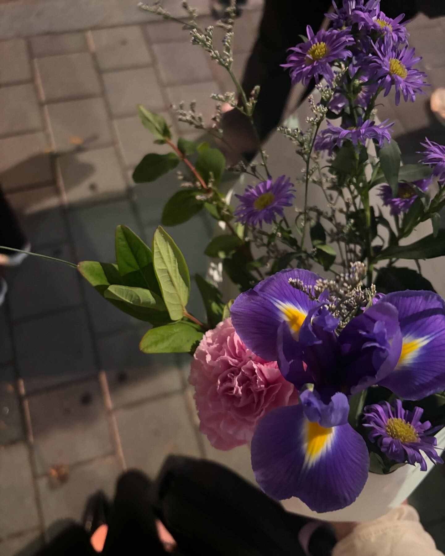 저녁때
돌아갈 집이 있다는 것

힘들 때
마음속으로 생각할 사람이 있다는 것

외로울때
혼자서 부를 노래가 있다는 것

- 나태주 <행복> -
