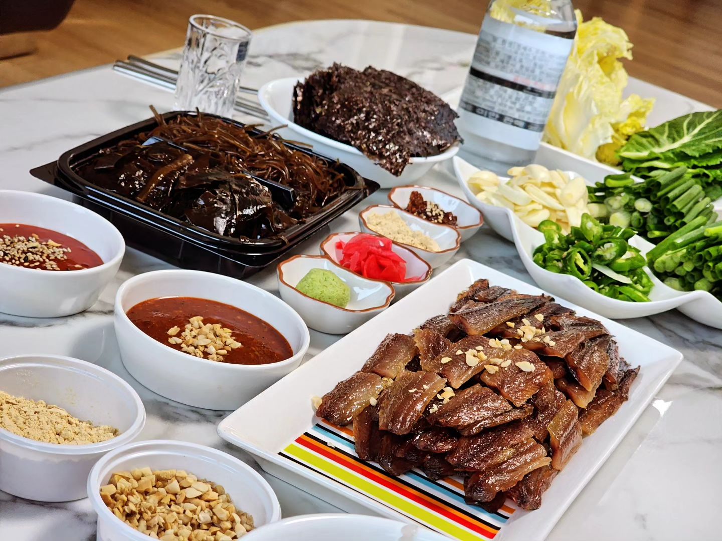 #협찬 
과메기 10미 와 함께 야채세트 가격이 35,000원 !
생각보다 푸짐했고, 생각보다 맛있어서 더 놀랐음
해마다 먹어보는 과메기 인지라 이번 맛난 #냄새없는과메기
간편하게 집에서도 받아 볼 수 있으니
#과메기택비 신선하게 오는 #정담수산 
맛있게 잘 말려진 과메기는 입안에서 사르르~
초장에 맛나게 먹는 레시피까지 설명되어 있으니
여지껏 다른맛의 장맛에 싹싹 먹어버렸네요.
충분히 양껏 먹은 과메기는 역시 술안주로 최고^^//
요 시기엔  #집들이음식 으로 최고네요!

#포항과메기 #구룡포과메기 #햇과메기 #포항수산물 #연말가족모임 #과메기맛집 #제철과메기