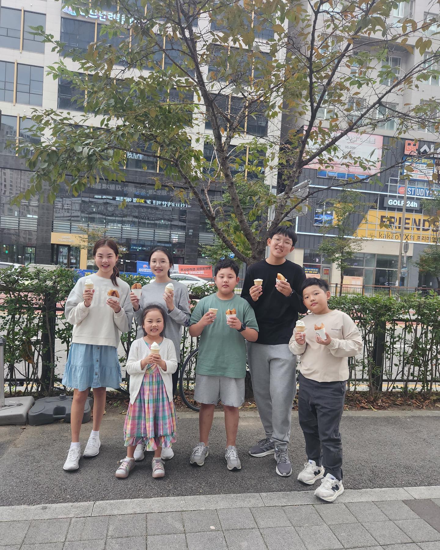 규베베에게 선한 영향력을 전달해 준 사랑스러운 아이들..

처음 본 사이인데 자주 만나는 친구 보다도 더 사이좋고 사랑 나누며 노는 모습에 마음이 뭉클해 울어버렸던...

뉴질랜드에서.. 한국에서.. 서로 잘 지내다 다시 꼭 만나자^^

#사랑이많은아이들#선한영향력