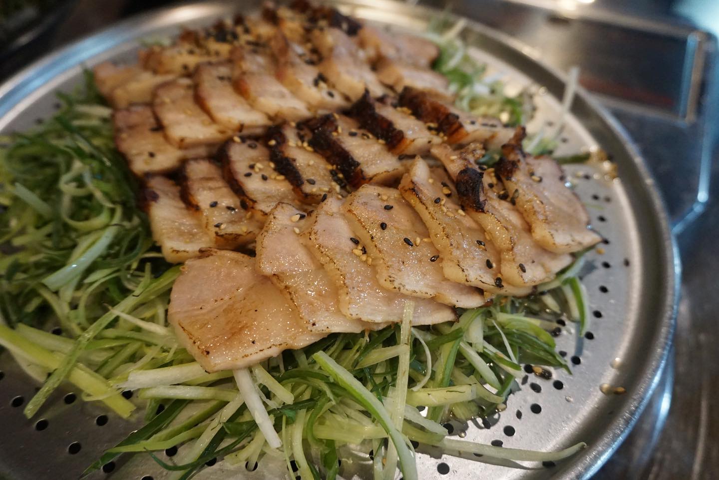 가성비도 좋고 비주얼도 좋아서
한 번 꼭 가보고싶었던
강릉맛집 더바베큐!

육회도 쫄깃하고 양념 👍
고기도 진짜 부드럽더라구요

포장하면 할인도 되고
배달도 가능하니까
근처면 어디서든 먹기 완전 가능 !

#더바베큐 #강릉맛집 #강릉맛집추천 #강릉먹방 #강릉타다끼 #강릉육회 #강릉육사시미 #포남동맛집 #강릉바베큐 #강릉삼겹살 #안목맛집 #안목해변맛집 #강문해변맛집 #강문해변 #경포대맛집 #경포맛집 #송정동맛집 #경포해변맛집 #강릉야식 #강릉배달맛집 #강릉배달음식 #강릉포장음식 #강릉포장맛집 #강릉포장 #맛스타그램 #먹스타그램 #먹방 #foodstagram #instafood