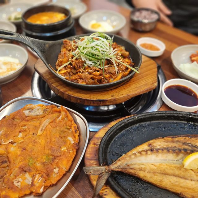 @jun___ho____ on Instagram: "#협찬 #9번식당

9번식당 한정식 맛집!! 

제가 먹은건 9번밥상!! 찌개는 김치찌개 된장찌가 순두부찌개중  택 1  저희는 순두부찌개 먹었어요ㅎㅎ
두루치기와 고등어가 한가득!! 양이 너무 많았어요!!
다른곳은 계란 후라이는 셀프대에서 따로하지만 9번식당은 각자 테이블에서 계란 후라이 가능합니다!!
김치전과 밥도 무한리필!! 김치전은 셀프대에 따로 하는곳이 있지만 저희는 테이블에서 계란 후라이 하던 팬으로 했답니다ㅎㅎ
너무 푸짐해서 가격대비 가성비가 너무너무 좋아요!!
네이버 리뷰 할인 이벤트도 하더라구요ㅎㅎ

브레이크타임 없이 11시에서 21시까지 영업
매주 화요일은 휴무

경남 창원시 성산구 마디미로21번길 11
0507-1350-7559

로데오주차장 건물 1층입니다. 로데오 주차장에 주차 하시면 1시간 무료주차권 드려요

#먹스타그램 #맛스타그램 #일상 #창원맛집 #맛팔 #먹팔 #맛집 #점심 #데이트 #진해맛집 #창원 #진해 #밀면 #삼겹살 #고기 #food #먹그램 #맛그램 #먹스타 #맛스타 #창원밥집 #창원가성비맛집"