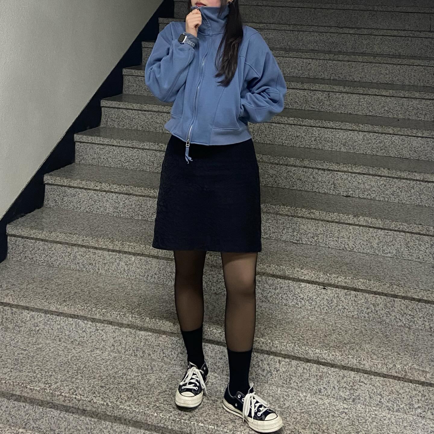 절개 라인과 색감이 매력적인 집업 💙
스커트와 가방에는 호피 패턴이 숨어있답니다••🩶