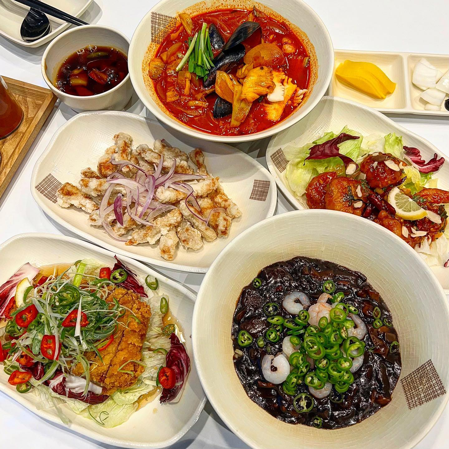 #협찬 마포 100년가 공화춘🍜
.
마포역에 위치한 100년가 공화춘은 차이나타운에 있는 100년 전통의 공화춘을 21세기의 젊은 감각의 트렌디하게 재구성한 매장이다👍
주문한 메뉴는 공화춘세트인데 유린기, 고추짜장, 짬뽕, 파인애플탕수육, 칠리새우까지 포함된 메뉴인데 5만원도 안되는 가성비에 놀라버림🙊

유린기는 바삭한 튀김에 새콤달콤한 소스가 잘어울리고 곁들여진 야채랑 같이 먹으면 겉바속촉 넘 맛있다😋
고추짜장은 매콤한 고추맛이 느끼함을 잡아주고 깔끔한 맛이었고
짬뽕은 얼큰하고 해산물이 푸짐하게 들어가서 좋았다
파인애플탕수육은 소스에 파인애플이 들어가서 같이 먹으면 맛있었음🍍
마지막으로 칠리새우는 새우가 큼직해서 식감이 넘 좋았다
내가 제일 맛있게 먹었던 메뉴!💕

음식이 빠르게나와서 회전율이 좋고 전메뉴 포장/배달이 가능하다고하니 다음엔 배달을 시켜봐야겠다🛵

✔️창업상담문의는 1544-6092 (월세지원가능)
.
.
#공화춘 #100년가공화춘 #마포구맛집 #공화춘마포점 #용강동맛집 #용강동중국집 #중식프랜차이즈 #마포역맛집 #공덕역맛집 #짜장면맛집 #공화춘고추짜장 #공화춘유린기