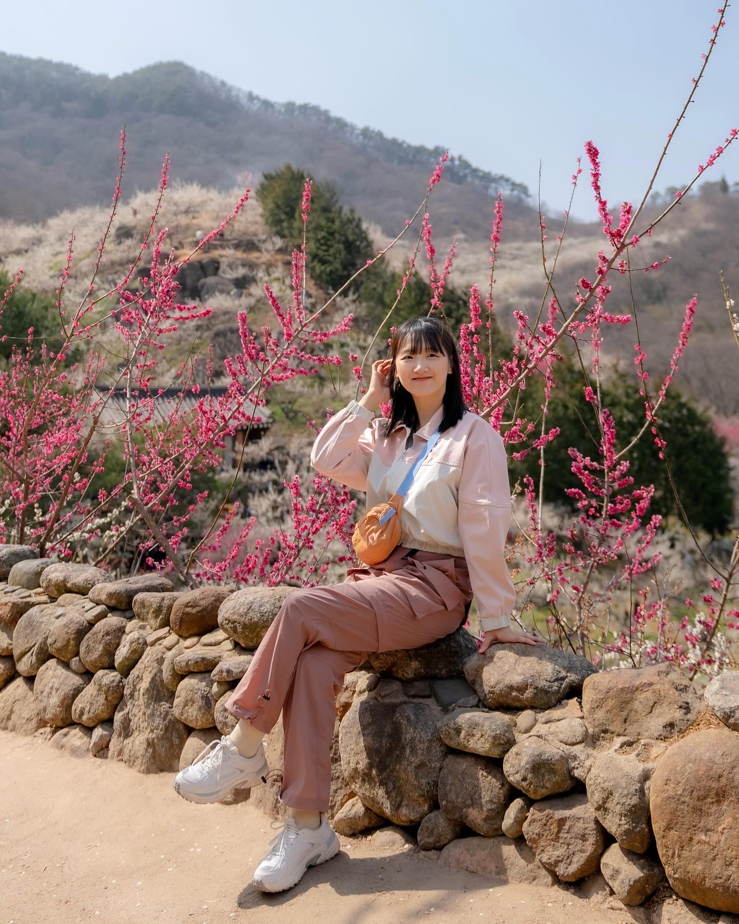 예뻐서 재방문한 광양 매화마을 🌸
swtour_official #서포터즈 

작년에 안내 산악회 버스로 백운 쫓비 타고 잠깐봐서
넘 아쉬웠던 매화마을 승우 여행사로 제대로 즐기고 왔어요 🚌
⠀

봄 내음 가득한 매화 마을에 어우러지려
핑크 꼬까옷 입고 사진 남겼는데 너무 맘에 들어요 🙊💓
찍어준 사람이 금손인거 같기두요 🫶🏻
⠀

넘 예뻐서 꼭 추천 드리는 꽃 축제에요
여러분도 소중한 사람들과 내년에 꼭 다녀오세요 !

⠀
P.S. 차가 막혀 늦었으니 축제 더 보라고 식사 패스하고
현금 나눠주신 유도리 짱 승우 여행사 이용 강추합니다 👍🏻
⠀

🚌 swtour_official 
📸 hiking_mireu 
⠀

📍 #광양매화마을
🚗 위치 : 전남 광양시 다압면 지막1길 55
💵 입장료 : 5,000원 (상품권으로 전액 환급)
🚶‍♀️ 소요시간 : 3시간 (휴식 포함)
⠀

🍯 꿀팁
✔️ 언덕이 심하니 편한 신발 신기
✔️ 매실 아이스크림 꼭 먹기
✔️ 메인 포토존 만큼 홍매화, 돌담, 거리도 예쁘니 함께 담기
✔️ 주행사장을 지나쳐 매화마을 중턱까지 가면 매화 바로 아래에서 식사 가능
⠀
⠀