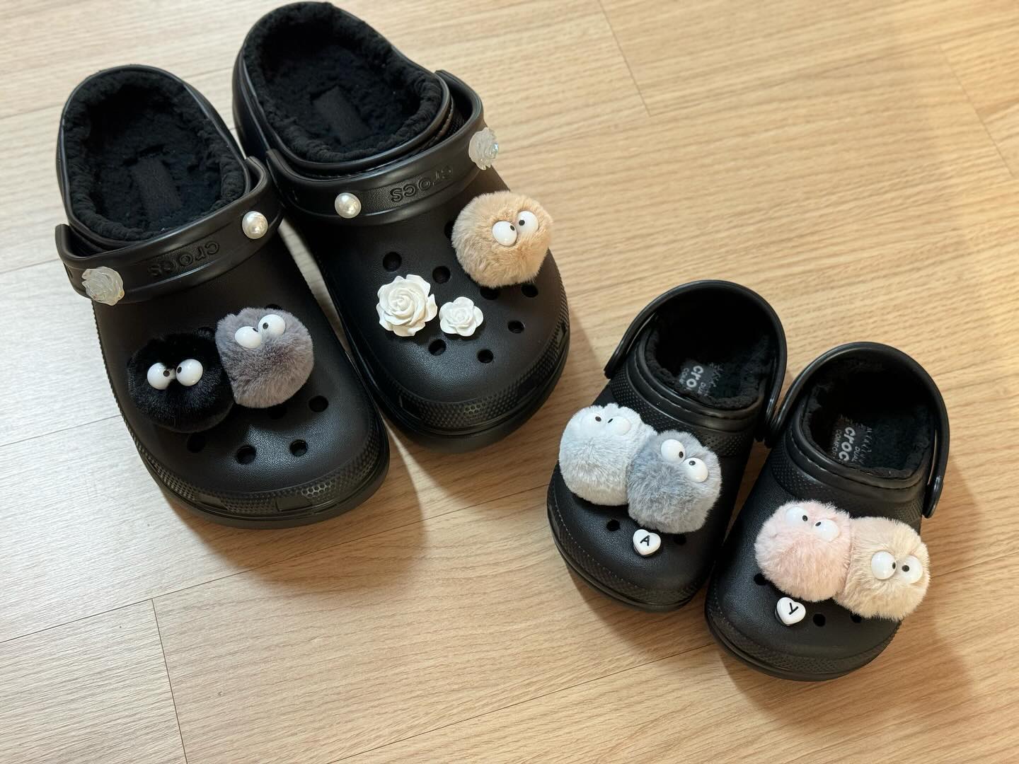 _
.
.
하얀 크록스 때타는거 듯정없어서
까망에 털달린걸로🖤

항상 그렇듯 엄마랑 아유니꺼만 ㅋㅋ
폼폼이 달아주니께 세상 깜찍쓰여~ 

장장 13일의 방학이 끝나고,
낼부터 등원 시작이닷!! 넘 길엇스
엄마도 혼자만의 시간을 좀 가져볼께🥹

#방학끝 #등원전쟁시작