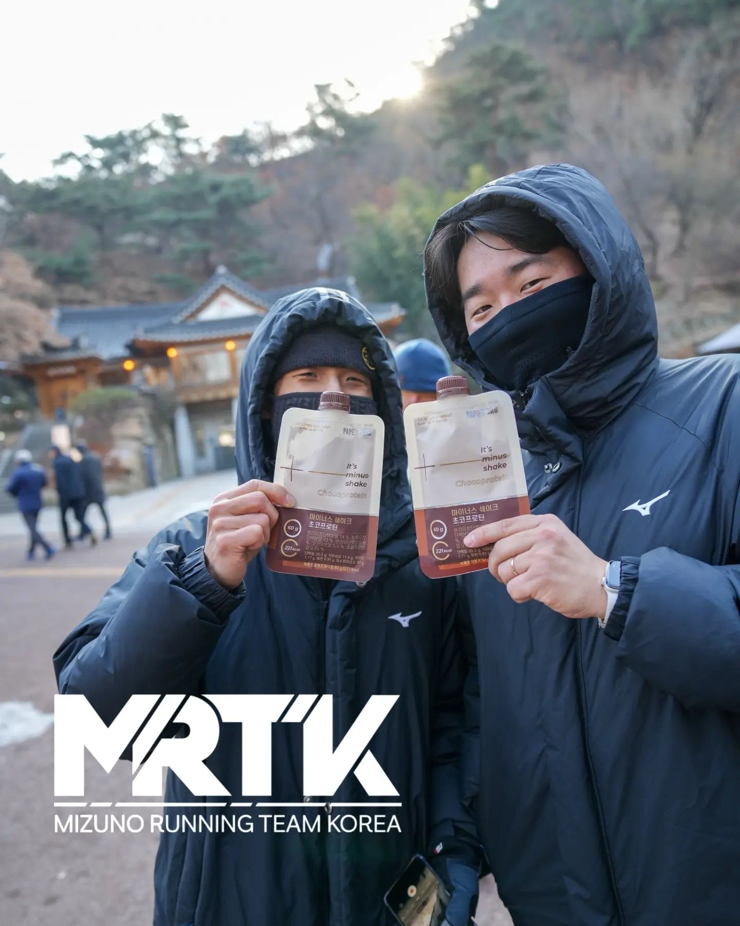 부상자는 급수지원
남산 LSD - MRTK WTR 8회차 20240128

후.. 또 부상이라니
저번에도 아킬레스 아팠던거 같은데
목욜날 무리하게 보강운동을 해서 그런지 아킬레스 쪽 찌르는듯한 통증에 달릴 수가 없어 훈련 참석은 했지만 급수지원과 영상촬영만.

아프지 않으면 참고 아프면 쉬자.

오늘도 #M며들다 

언제나 희생하고 고생하는 운영진들 멋지다 👍
멤버가 할 것은 빠른 피드백이다!

📸 hdongstar #효동랜드 

#MRTK #MRTK_WTR
#MRTKOREA
#미즈노러닝팀코리아
#미즈노러닝 
#아미노바이탈 #Aminovital
#페이퍼백 #노란뚜껑쉐이크
#페이퍼백러닝크루

#오늘은러닝못함 #오늘은부상자
#꾸준함이답이다
#겨울운동