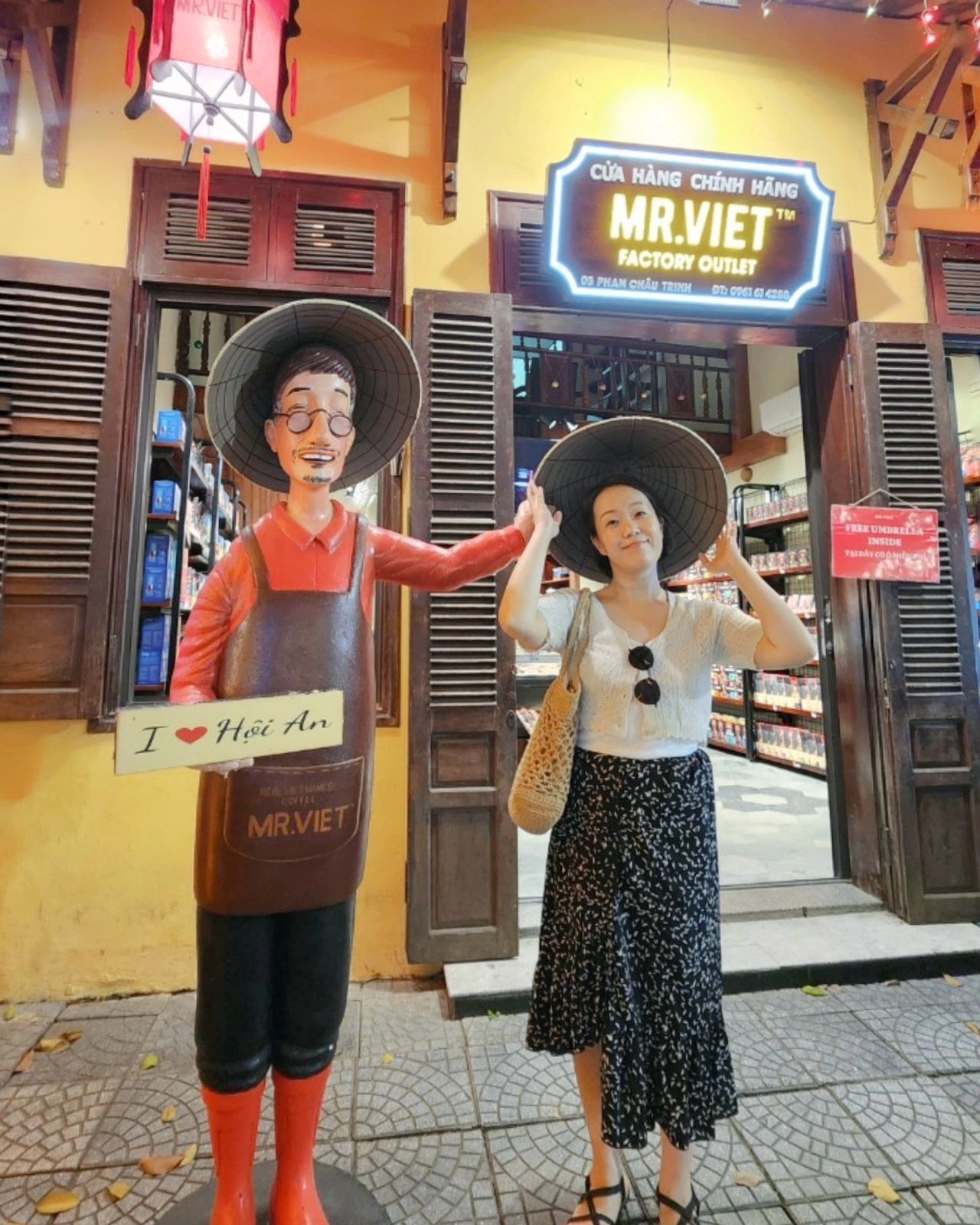일요일이지만 평소 관심가던 분야의 일일특강이 열린다길래 쪼르르 달려도착한 연남동. 종일 수업이니 지치지 않도록 든든하게 먹어줍니다. 

1월 11일 개업한 새 사업자는 어느덧 8개 업체와 분기 혹은 연간계약을 맺고 움직이고 있어요. 주변에서 도움주신 언니와 오빠들, 그리고 직접 두드려서 도장찍은 소중한 분들에게 이전과는 다르게 기억될수 있는 방법을 계속 고민중입니다. 매일이 소중하고 감사해요. 

올해엔 나를 대단하다고 말해주는 사람보다 내가 대단하다고 생각하는 사람을 만나는데 더 많은 시간과 노력을 쏟을 예정. 작년 이맘때 티끌같던 내가 먼지만큼 컸으니, 내년 이맘땐 손톱까지는 자라길 바래봅니다. 돌려돌려 긍정회로 🍀