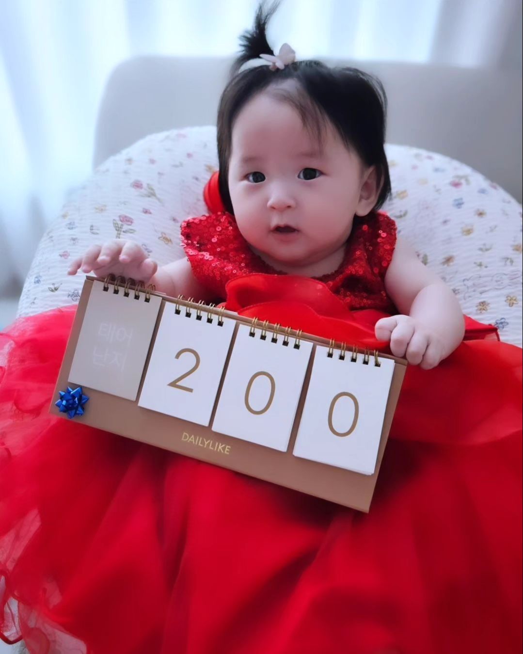 𝐃+𝟐𝟎𝟎
오늘로 인생 200일을 맞이한 아기👶
200일동안 참 많은 일이 있었지.. 앞으로도 행복하자❤️
#200일 #인생200일차 #200일아기 #생후200일 
#200일기념 #드레스입고 #200일축하해 #👶 #🐝 #🎂
#앞으로도건강하게자라줘 #24년생 #24년1월생 
#딸래미 #딸맘 #딸꾸미기 #아기스타그램 #딸스타그램
#딸래미그램 #육아스타그램 #200일셀프촬영