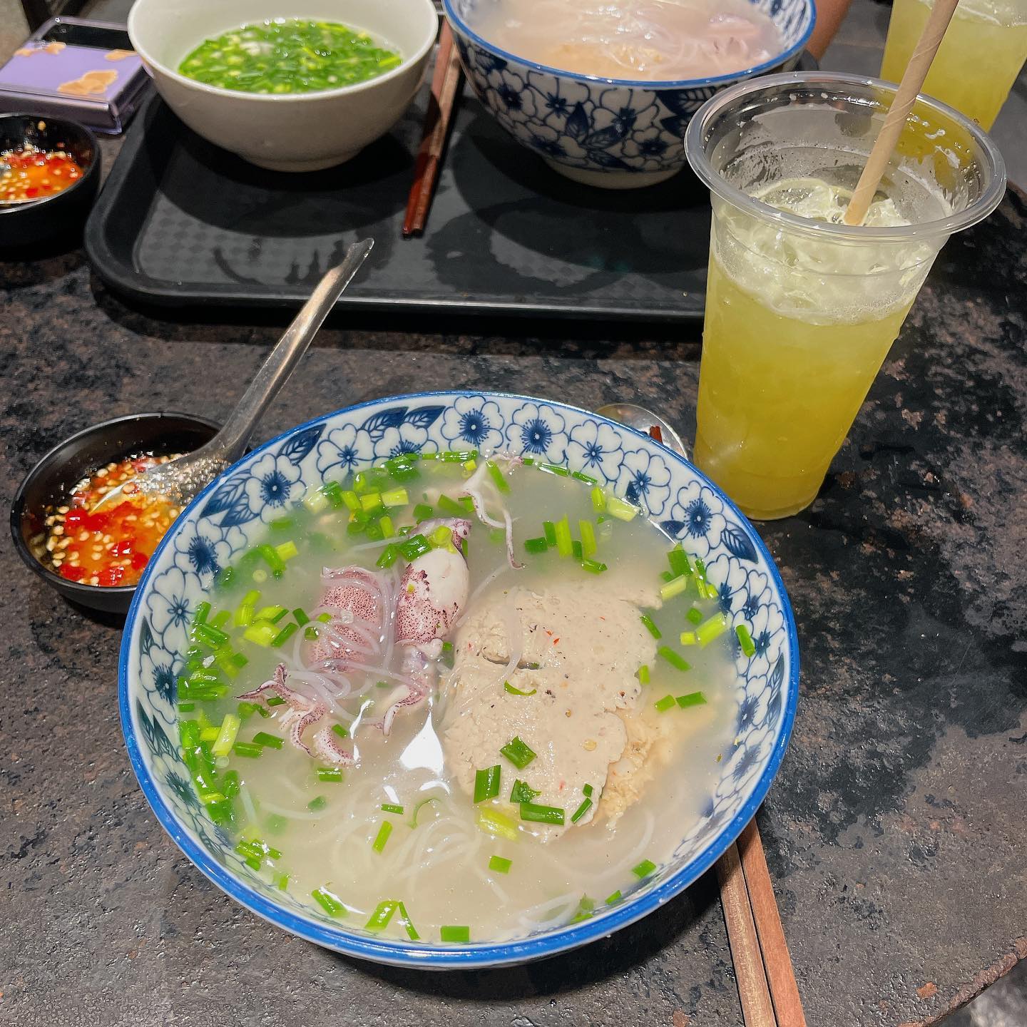 #베트남여행 2일차-3
음식으로 너무 실망했던 #푸꾸옥
오늘 저녁은 #푸꾸옥맛집 설욕전!
밥 1차
#끼엔써이 #오징어쌀국수 
그리고 #즈엉동야시장 가서
2차 쇼핑하고 땅콩집 영업에 기빨려서
#반쎄오꾸오이 가서 
다행히 첫날 보단 맛있는 반쎄오 먹고 옴..ㅎ
휴 다행이다🫠