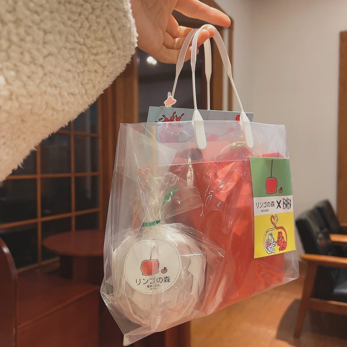 오랜만에 휴무였던 월요일 휴무!!! 지만 휴무아닌 휴무🥲
성수 팝업가서 링고아메 하나 훔쳐들고 와그작
먹는척😋 사진 찍고 집가서 와그작 와그작 먹기🍎

다시 인스타를 슬금슬금 해보기 위해 사진찍기 시작🎬

#링고아메 #링고노모리 #성수팝업 #인태기극복중