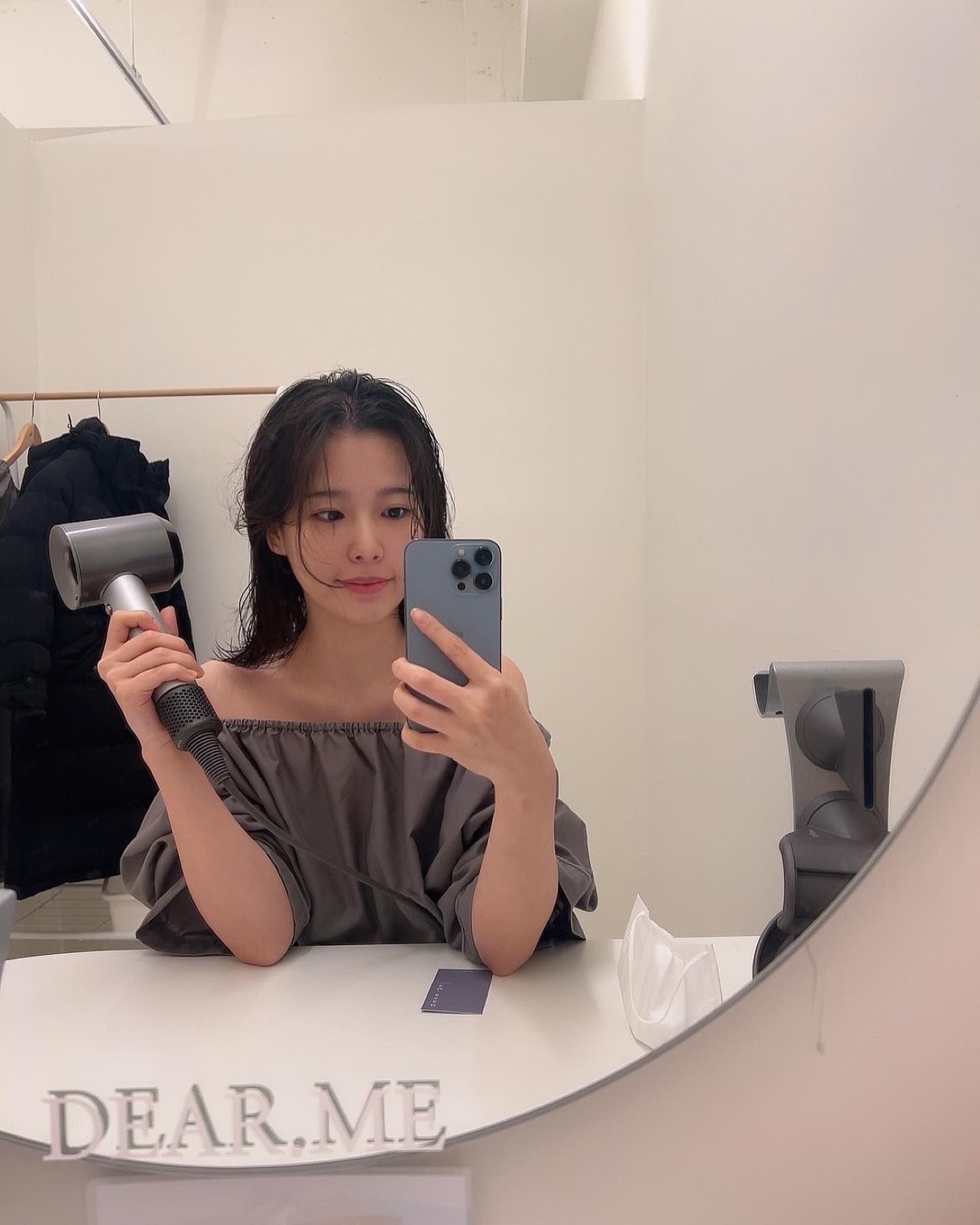 이번엔 피부케어말구 헤드스파🥰
스파 전에 측정기로 두피 상태도 확인해서 전후 비교해주심! 안마의자에 누워서 따숩게 헤드스파받으니까 피로도 풀리고 너무 편안했당😚 다 끝나고 사진 비교해보니까 두피 온도도 내려가서 빨갰던 두피도 하얘지고 각질도 깨끗이 없어져서 넘 조와땅! 다음엔 엄마빠랑 같이 힐링하러 가야게따!💕

📍[디얼미 수원시청점] 경기 수원시 팔달구 인계로94번길 21 203 2층

#디얼미 #디얼미수원 #인계동피부샵 #인계동두피 #수원피부관리 #수원두피관리 #수원다이어트 #두피관리 #수원예신관리 #물광피부 #헤드스파 #수원헤드스파 #수원피부관리추천 #협찬 #수원 #인계동