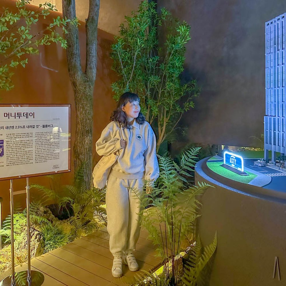#광고 🏢 송파대로의 새로운 랜드마크가 되길 기대해 ✨ #아스티캐빈 𝑨𝑺𝑻𝒀𝑪𝒂𝒃𝒊𝒏

자고로 요맘때쯤 되면 임장하기 좋은 시기 😊😊 홍보관 다니기 넘 재미써
-
트리마제와 한남더힐을 관리하는 업체에서 새롭게 시작해 한참 핫한 하이엔드 오피스텔 #아스티캐빈 홍보관 보고 왔어요 👀👀 역시 입구에서부터 고급짐이 뿜!뿜!

집에서 활동하는 시간이 많은 (게으른) 집요정에 걸맞게 아스티캐빈만의 특별한 서비스가 너무 마음에 들어서 꼼꼼하게 체크하게 되더라고요 🫢🫢 과일과 다과를 제공하는 호텔식 룸서비스 + 분리수거 청소 서비스 + 방문세차 + 장기외출시 펫관리 + 발렛 입출차, 그리고 무엇보다 젤 좋았던 컨시어지 서비스는 세대 전용 드라이클리닝 포함 세탁서비스였어요 🫢 그리고 숲 속 분위기의 루프탑까지 🌲 아니 세상에! 이게 호텔이야 집이야,,,, 🫢🫢 설명 듣자마자 갬동의 눈물이 … 아스티 캐빈 하나면 어디 공주마마 부럽지 않겠어요 … 정말 온 맘 다해 열심히 돌아봤습니다 🫶🫶 송파대로니까 인프라마저 완벽해!!
-
홍보관 첫 날은 오페라 공연과 달달한 다과들과 함께 했고요 😌😌 계약 진행시에는 빈살만이 신는 1천만원 상당 실바노 라탄지 수제화 1식 📌 국내 미슐랭 디너 코스, 파라다이스 호텔 1년 멤버쉽, 두바이 5성급 호텔 숙박권, 아티스트 개인전이나 갤러리 VIP 관람 등등의 혜택이 추가적으로 있다고 해요. 정말 클라스가 남다르다리 ✨

자세한 분양문의는 1544-5231
따로 확인해 보시면 됩니다 📌
아스티 캐빈 하나 챙기는 그날까지 아자아자!
-
-
#아스티캐빈 #ASTYCabin #라벨라오페라 #하이엔드오피스텔 #부동산임장 #모델하우스 #홍보관