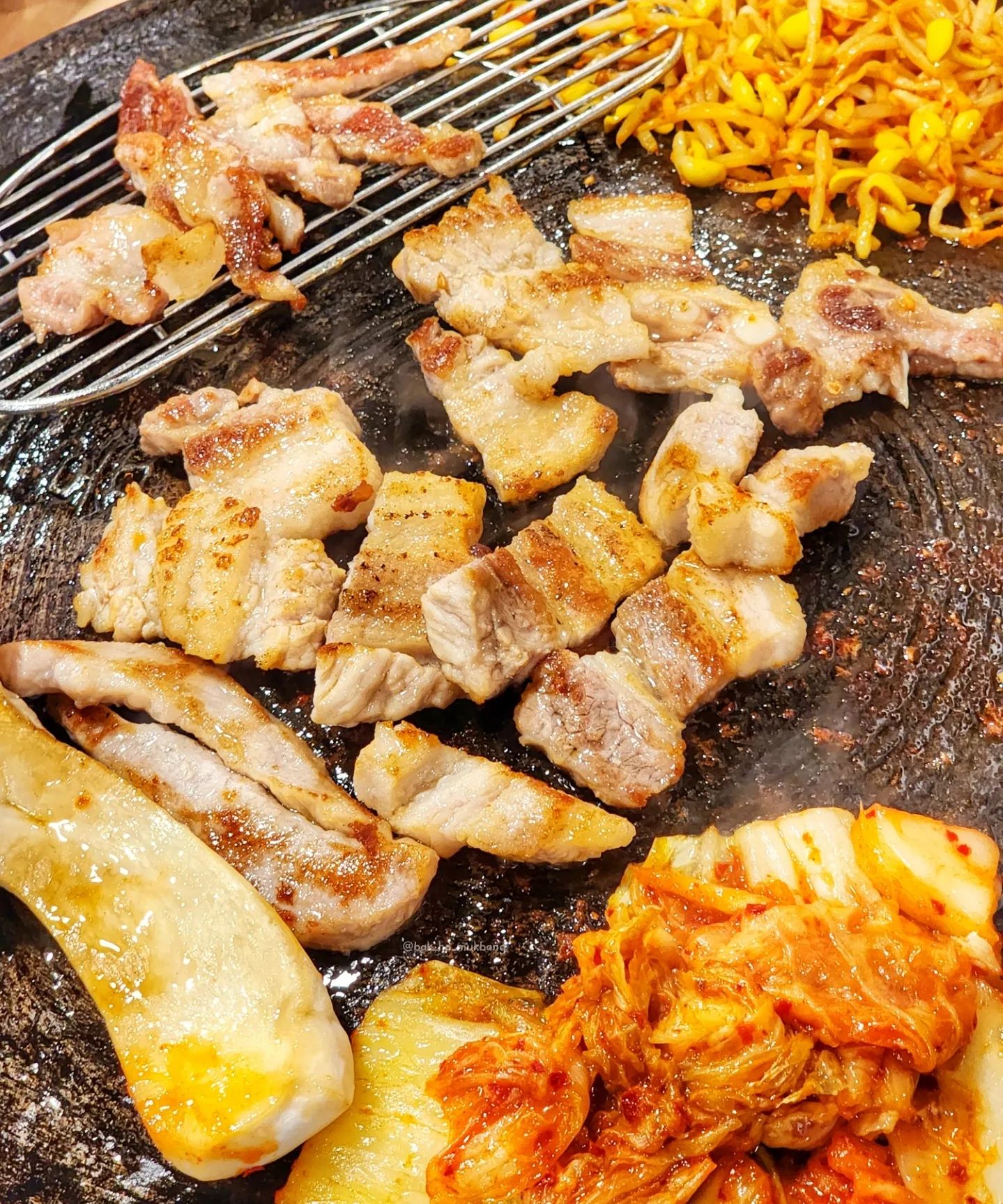 ✅ #박하의먹방_마산 #솥돈1993
#마산맛집 #중앙동맛집 #마산고기집
-
• 암퇘지 반판 500g 37,000원
• 암소육회 20,000원
• 후식 된장찌개 5,000원
-
솥뚜껑에 구워먹는 고기는 jmt이죠!!
여기에 주류를 시키면 고르곤졸라가 서비스!!
고깃집에서 고르곤졸라는 처음인걸?💛

한돈 암퇘지 1등급 이상, 한우 암소 1+이상만 취급하는
정육코너가 오픈되어 보여서 더욱 믿고 먹을 수 있었던
솥돈1993🐷 
⠀
암퇘지 반판은 삼겹, 목살, 가브리, 항정, 뒤통 부위를 모두
맛볼 수 있어요! 양도 넉넉👍 솥뚜껑에 김치, 콩나물, 버섯 등
올려서 노릇노릇 구워먹으면 핵꾸르맛! 꼬들부들 식감이 예술
기름칠 싹~해줬어요ㅎㅎ 고르곤졸라에 구운 고기 척 올려먹음
더 맛있어요!💚💚 
⠀
여기에 후식 된찌 빠질 수 없쥬!!
된찌도 건더기 많고 진해서 밥이랑 먹기 아주 좋아요!
술이랑 더 먹으려고 육회시켰는데 양도 양이지만
고기 질이 정말 좋아서 입에 찹 붙고 살살 녹아요ㅎㅅㅎ