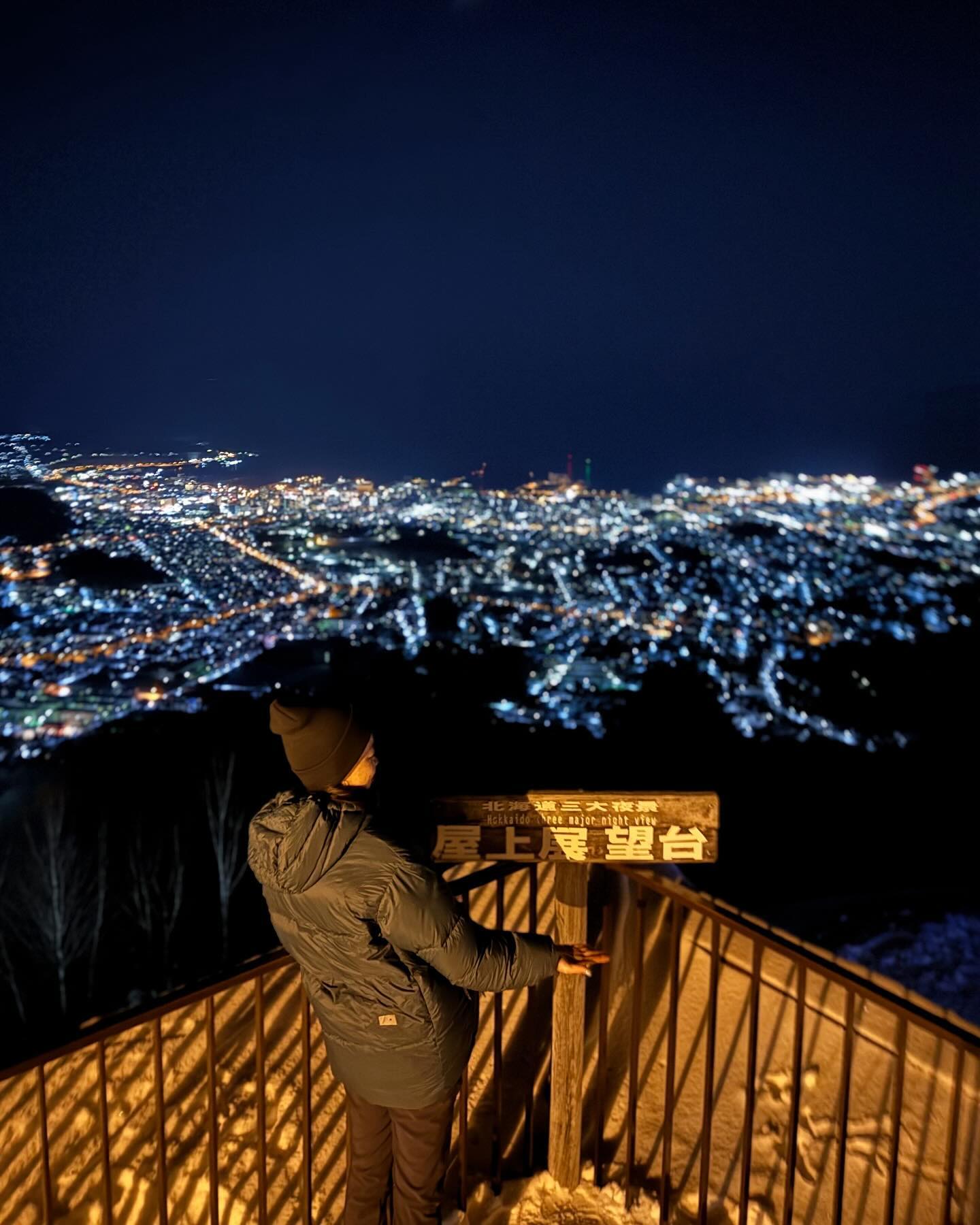 🏔️ 텐구산 

산을 좋아하는 사람은 어딜가나 높은 곳으로
오르기 마련이죠~ 훗카이도에서는 전망대에
몇번을 갔었는데 처음 갔던 곳은 텐구산이에요.
이곳은 훗카이도 3대야경으로 손꼽히는 곳인데
오타루 시내와 항구를 한눈에 볼 수 있고
차나 케이블카로 쉽게 올라 갈 수 있어서 
오타루에 가신다면 운하만 가지마시고
텐구산에 꼬옥 들르길 추천해요~~🧡

텐구산 전망대에서 즐길거리 3가지!!

1️⃣ 오타루의 빛과 바다가 어우러진 멋진 풍경
2️⃣ 초보자부터 숙련자까지 즐길 수 스키장
3️⃣ 텐구산에서 만날 수 있는 텐구신사, 스키박물관

다 재밌었지만 역시 야경 최고였어요!
케이블카 입구 까지 버스도 있어서 뚜벅이한테도
최고였고 전망카페에서 마시는 커피는 크흐~~👌🏻

못올린 🇯🇵피드 정리 주간 들어갑니다😄

#미오케이👌🏻 #일본 #홋카이도 #오타루
#텐구산 #야경명소 #등산 #등산스타그램 #hikemore