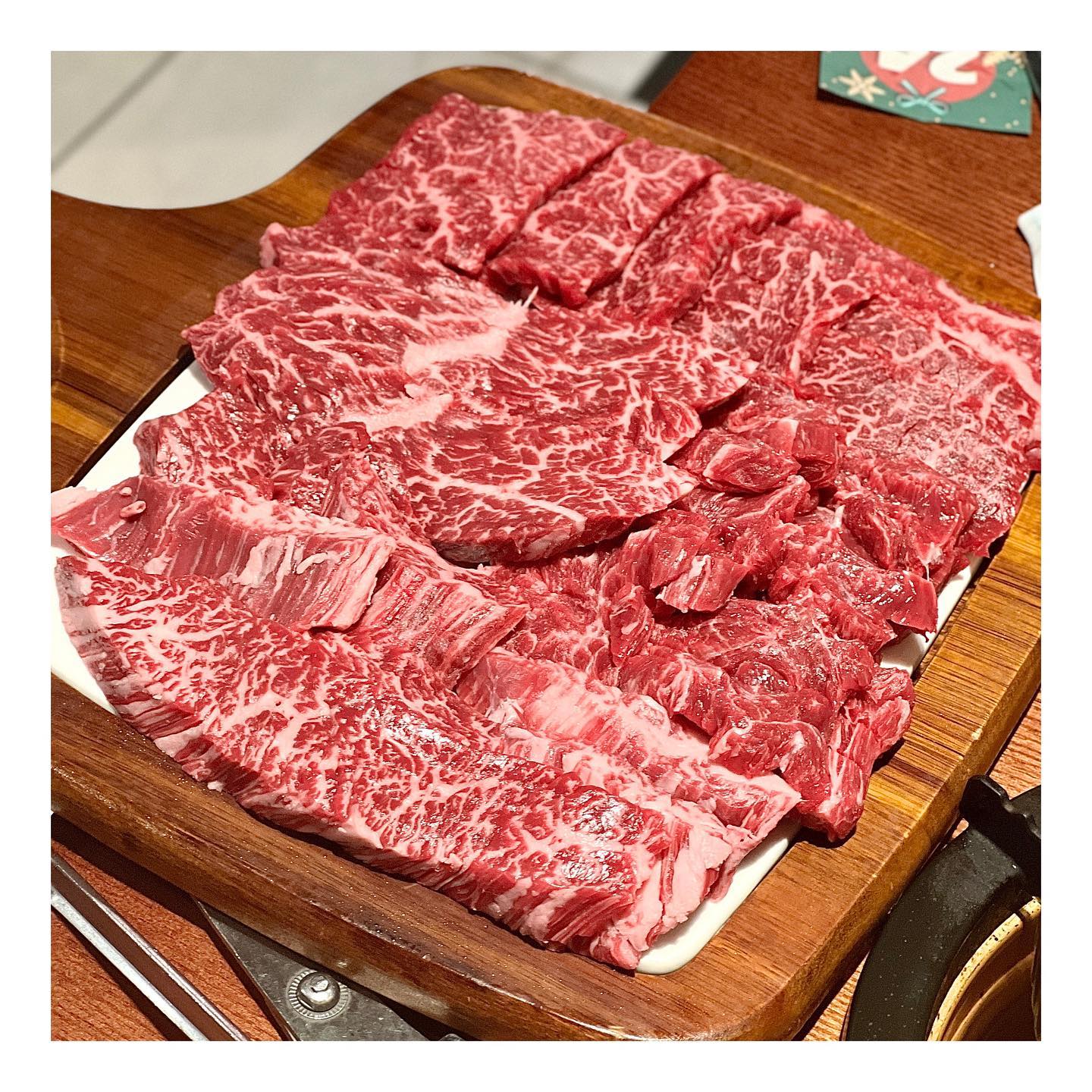 먹죽귀_강동구_암사한우

강동구 암사역 근처에 위치한
암사한우 다녀왔어요🤗

회식으로 방문했고 미리 예약을
해서 1층 전체를 빌렸습니다😊

매장이 굉장히 커서 단체 예약
하기 좋을 거 같아요😀

밑반찬으로 도라지, 오이 무침과
마늘쫑이 나왔는데 마늘쫑이
굉장히 별미였어요😊

된장찌개도 두부와 버섯이 푸짐하게
들어가 있었고 계속 리필해
주셨습니다😄

먼저 모둠 한우를 먼저 주문했고
영주한우를 사용한다고 하는데
부드러우면서 살살 녹았고 굉장히
육즙도 많았어요😍

소금만 찍어 먹는 게 가장 맛있었고
추가로 살치살도 주문했는데
이 부위도 굉장히 맛이었습니다😄

영주 한우는 처음 맛봤는데 상당히
좋았고 재방문 하고 싶은 곳이네요😊

💰등심 모듬 : 가격 변동

🗺 서울 강동구 올림픽로 822
☎ 02-427-4200
🚃 암사역
💌 amsa_hanwoo 

#암사한우 #한우 #한우맛집 #등심
#등심맛집 #정육식당 #정육식당맛집
#암사동맛집 #암사역맛집 #소고기
#소고기맛집 #암사맛집