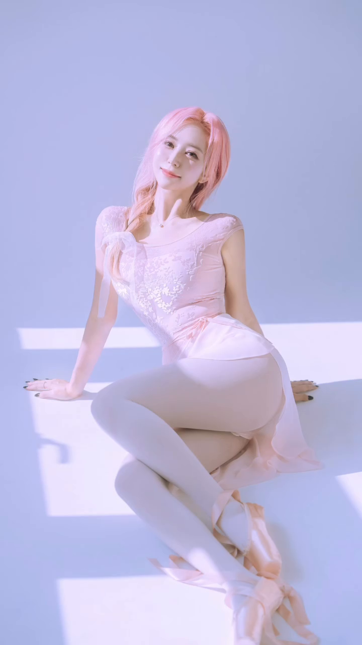 Blonde to pinky🩷
작년찍은 촬영본들 이것보다 훨씬 많지만
귀찮아서 SNS에 업로드 안하는 나에요..
금발&핑크머리 2년동안 잘 버텼고
2주 뒤 드디어 다시 블랙으로..🖤

#bye #2023 #2024
