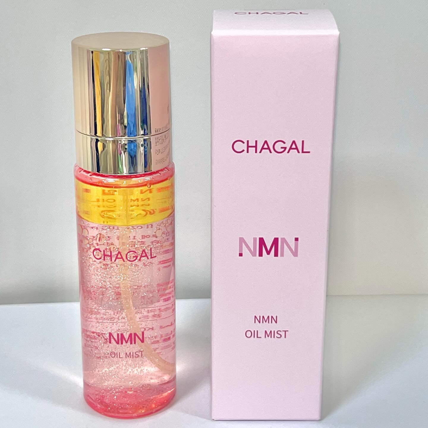 #협찬 #제품제공 chagalcosmetic_korea 

저도 너무 사용해보고싶었던 샤갈 NMN 오일 미스트 ♡ 

여러 코덕 분들의 게시물을 보면서 정말 좋아보여서 사용해보고싶다 생각했었는데 좋은 기회로 사용해볼 수 있었어요 ! 

제 피부타입은 건성이어서 세안 후에는 무조건 스킨케어를 바로 발라줘야하는데요 샤갈 NMN 오일 미스트는 먼저 얼굴의 수분감이 날아가지 않게 잡아줘서 넘 맘에 들었던 제품이에요! 

사용방법은 수분층과 오일층이 분리 되어있기 때문이 가볍게 흔들어 주신 뒤 20-30cm 거리에서 눈 감고 원그리듯 뿌려주시면 됩니다 ! 분사 될때도 미세한 안개 분사가 되어서 피부 모공속으로 고르게 분사되는 듯한 느낌을 받아서 앞으로 기초케어 단계에서 정말 손이 많이 갈 제품인듯 해요 ㅎㅎ

피부자극테스트에서 비자극 판정을 받았고 천연식물성 추출물을 사용한 제품이어서 민감한 피부이신 분들도 유용하게 사용 가능하실것같아요 ♡ 

조금 더 소개를 해볼게요 !

⭐️ 수분층, 오일층의 시너지 효과
⭐️ 인공색소, 인공향료 ZERO
⭐️ 국내 최초 NMN 성분 화장품
⭐️ 식약처 인증 주름•미백개선 이중기능성 화장품
⭐️ 피부자극테스트 비자극 판정
⭐️ EWG 8등급 향료 무사용

유수분 밸런스를 맞추고싶은 분들, 건성 피부이신 분들께 필수템! 
샤갈 NMN 오일 미스트 추천드립니당 ♡ 

#샤갈코스메틱 #샤갈화장품 #chagalcosmetic #오일미스트 #콜라겐미스트 #미스트추천 #NMN화장품 #NMN미스트 #수분미스트 #chagal #승무원미스트 #주름개선 #피부미백 #천연오일 #보습효과 #코덕 #코덕맞팔 #beauty #cosmetics #좋아요