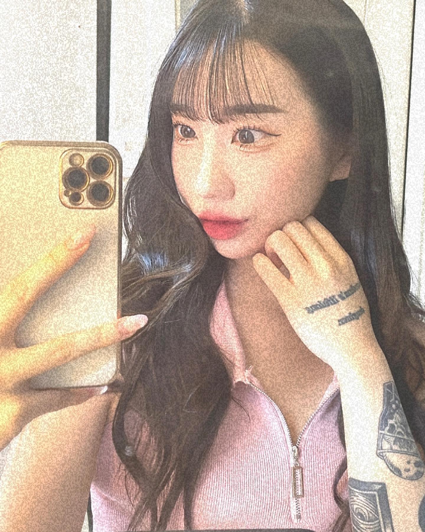 머리카락 기르기 엄청 어렵네,,다신 붙임머리 안해야징💦

•
•
•
#love #거울샷