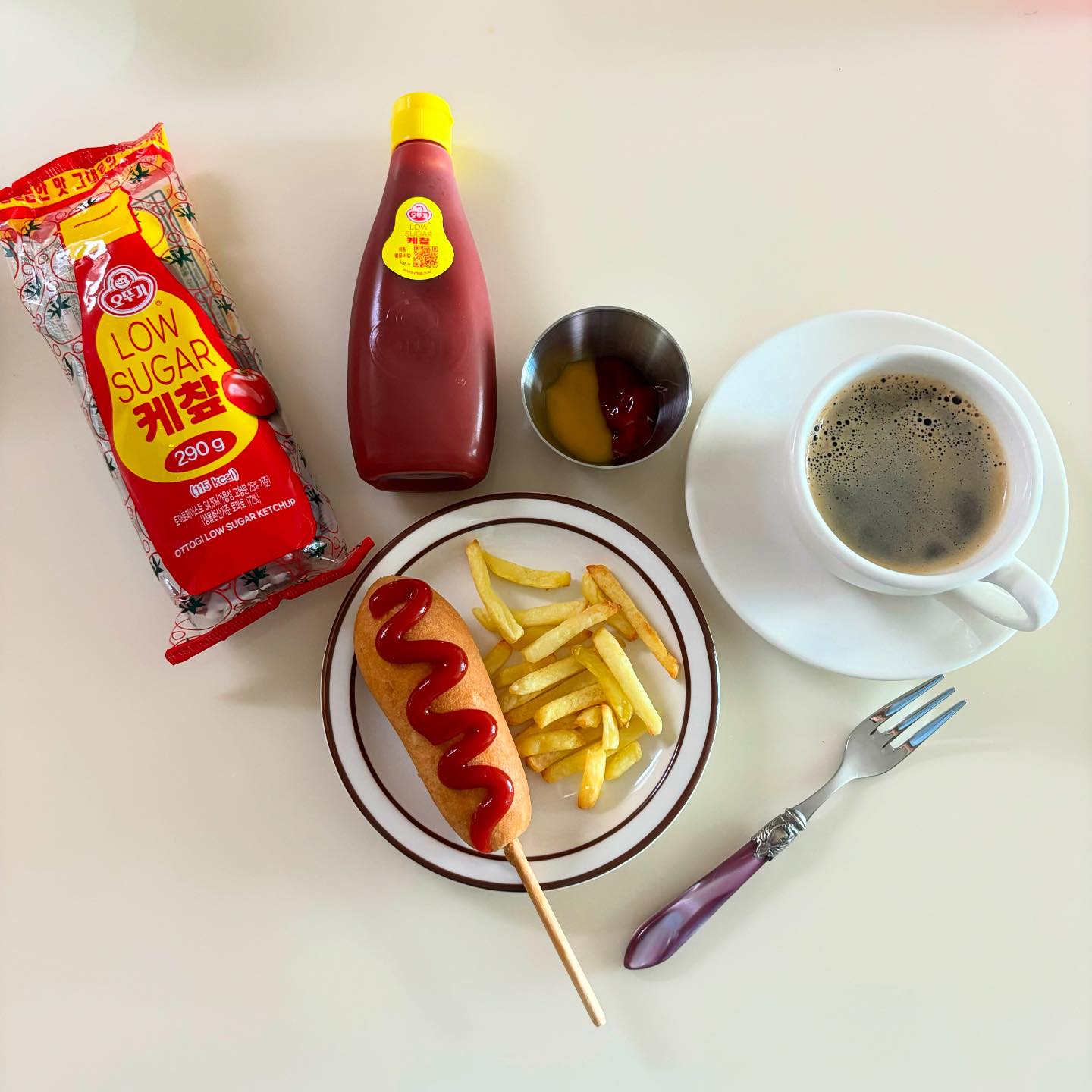 #제품협찬 #오뚜기 #저당케챂 
오늘간식🙃. 핫도그🌭& 감튀🍟 코히는 옵션🙃

요즘 울아들 최애 간식 핫도그 뺏어먹기😆
핫도그엔 케챂이 진리죵ㅎ 사실.. 케챂이 당이 엄청나다는거 알고 계시죵..?🥲 그치만 안먹을수는 없구용🥲
그래서 나온 오뚜기 저당케챂으로 쭈우우욱 뿌려머거써효💛

오뚜기 저당케챂에 대해 설명드리면,
✔️케챂 본연의 맛은 그대로 살리구 당류 함량만 100g당 4.4g으로 줄인!!
✔️기존 케챂 대비 당 함량을 79% 줄여 당 부담없이 마음껏 뿌려먹을수 있어!!

오잉!?!? 일반 케첩이랑 맛이 똑같넹?!?ㅎ 넘넘 맛있어서 놀랐네용!ㅎ 이왕이면 몸에 존 저당으로~ 마음껏 먹쟝☺️☺️

일반케챂이랑 맛은 똑같은데 더더더 몸에 좋은 저당케챂 꼭꼭 추천드려용!!😍😍

📍저당 케챂 구매처
https://www.ottogimall.co.kr/front/product/2743

ottogi_daily 

#제품협찬 #오뚜기 #케찹추천 #오뚜기케찹 #오뚜기케챂 #저당소스 #저당케챂 #저당케찹 #디핑소스 #요리소스 #로우슈거 #저당식 #식단추천 #간단한식사 #간단레시피추천 #소스추천 #디핑소스추천 #건강한간식 #오뚜기로우슈거케챂 #우먼테이블