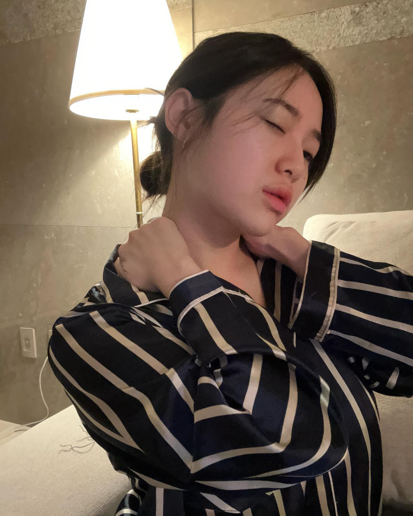 #협찬 cozyma.official 

이 안마기 진짜 좋아요ㅠㅠ🥹🤍
이런 안마매트 형식의 스트레칭 마사기기는 처음 사용해봤는데, 목부터 허리 골반까지 정말 시원하게 그날 그날 원하는 버전으로 안마할 수 있어서 좋아요👍🏻 특히 온열기능 진짜 👍🏻👍🏻
다른 유명한 마사지기와 동일한 스펙인데 가격은 훨씬 저렴해요! 완전 가성비 갑‼️

안쓸 때는 접어서 보관하다가 쓸때만 바다에 펴서 쓰면되니 공간제약이 없어 완전 만족〰️ 집안 배치하는 곳 어디에도 조화가 잘 되는 깔끔한 디자인과 색상이에요!

1년동안 무상수리가 가능하니 안심하고 구매할 수 있어요✨ 

_#코지스트레칭 #코지마 #코지마코지스트레칭 #스트레칭마사지기 #스트레칭안마기 #부모님선물 #설선물 #안마매트 #피로회복전담코칭 #바로이코지 #직장인피로회복 #육아맘피로회복 #피로회복전담 #코지마안마기 #코지마마사지 #목마사지기 #허리마사지기