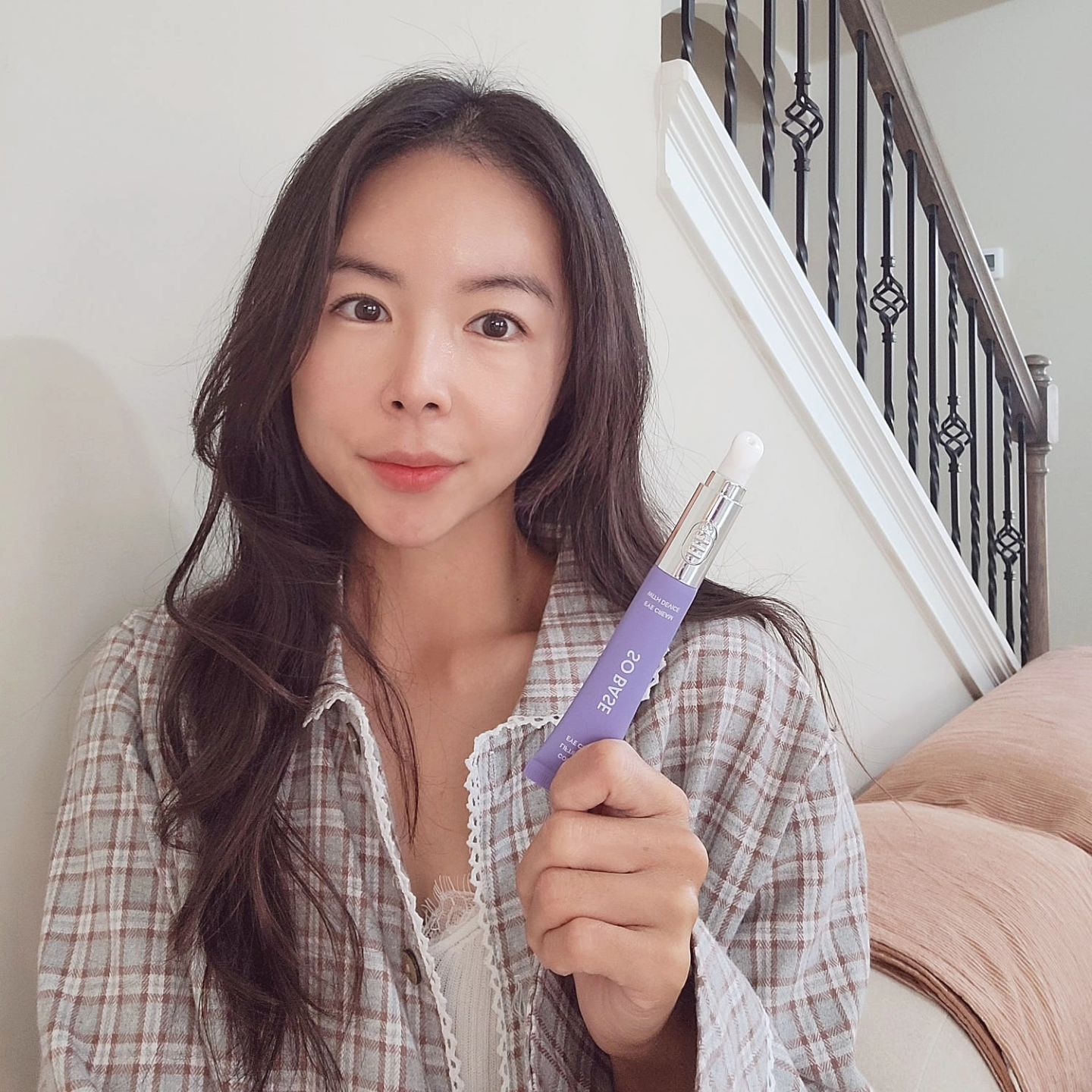 광고, 아이크림, 이제껏 손으로 문질문질 하셨나요?
.
내 얼굴에, 내 피부에 좋은 화장품을 발라도
유효 성분을 흡수시키는 것이 중요하다는 사실, 알고 계시죠.
그래서 케어에 신경쓴다 하는 분은, 뷰티디바이스 하나쯤 있죠.
.
그런데요, 그렇다면 눈가 관리는 어떻게 하세요?
.
저는 쏘베이스 콜라겐 리프팅 진동 아이크림으로 합니다.
손으로 바른다? 손으로 마사지 한다? 손으로 톡톡톡 한다?
아니요! 아이크림에 장착된 갈바닉 진동 기기로 바르면서 유효 성분 바로바로 흡수시키는 리프팅 시너지 아이크림으로요!
.
콜라겐 성분 + 갈바닉 진동기기 + 특허받은 거미줄 제형을 자랑하는데 콜라겐은 60% 라는 고함량에 순도 100% 비건 콜라겐, 300Da 초저분자 콜라겐, 콜라겐 부스팅 펩타이드까지.. 성분 하나만 봐도 미쳤죠.
.
거기에 갈바닉 기기의 1분에 3300회 미세한 진동이 유효 성분의 흡수를 극대화하고요 + 마사지 효과까지 있죠.
.
갈바닉 기기의 진동 마사지에 의해 탄력감이 강화되는 거미줄 같이 탄성있는 마사지 특헤 제형은, 제형 특허 등록까지 마친 특별한 제형이고요. 그 제형으로 피부를 잡아당기듯 두드리면 탄력은 UP 유효성분은 깊게 흡수된다고 해요.
.
하.. 정말 장점 가득이라 뭐 하나 강조하기가 어려운데,
중요한 건, 성분에 진심 + 특허받은 제형이 만나 이 유효 성분을 제대로 흡수시켜 내 눈가 등 노화가 쉬운 분위의 주름개선, 리프팅, 치밀도 강화에 도움을 준다는 겁니다. (*전문기관 임상테스트 완료)
.
가격도 합리적이어서 2주간 사용하면서 쓸 때마다 이거 진짜 물건이다 라는 말을 연발하고 있는 저!! 주위에 선물 하나씩 돌리고 싶을 정도에요..!! 쏘베이스 아이크림 계속 함께 하자~ >_<
.
.
sobase_official #아이크림 #아이크림추천 #진동아이크림 #눈가주름관리 #쏘베이스 #SOBASE #리프팅아이크림 #콜라겐크림 #진동기기 #갈바닉 #쏘베이스아이크림