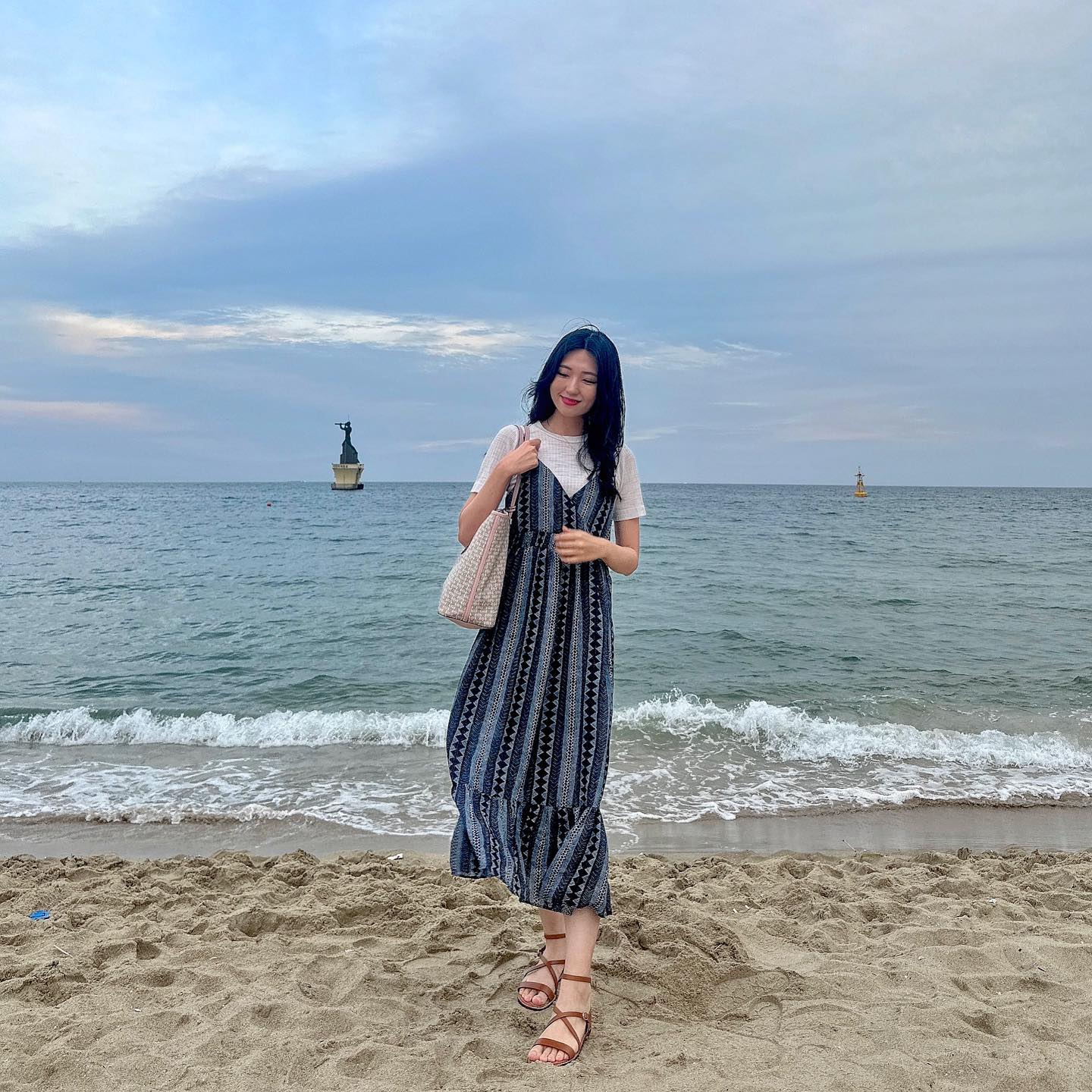 바다는 정말 언제봐도 사랑..❤️
바다 본다고 보헤미안 룩처럼 입었어요
광안리를 제일 좋아하지만 해운대도 갈때마다 참 이쁘더라구요😊
해운대 송림공원에 수국도 있는데 
사람이 너무 많음 수국보다 사람이 많아서 사진찍기 헬인건 안 비밀입니당🫡