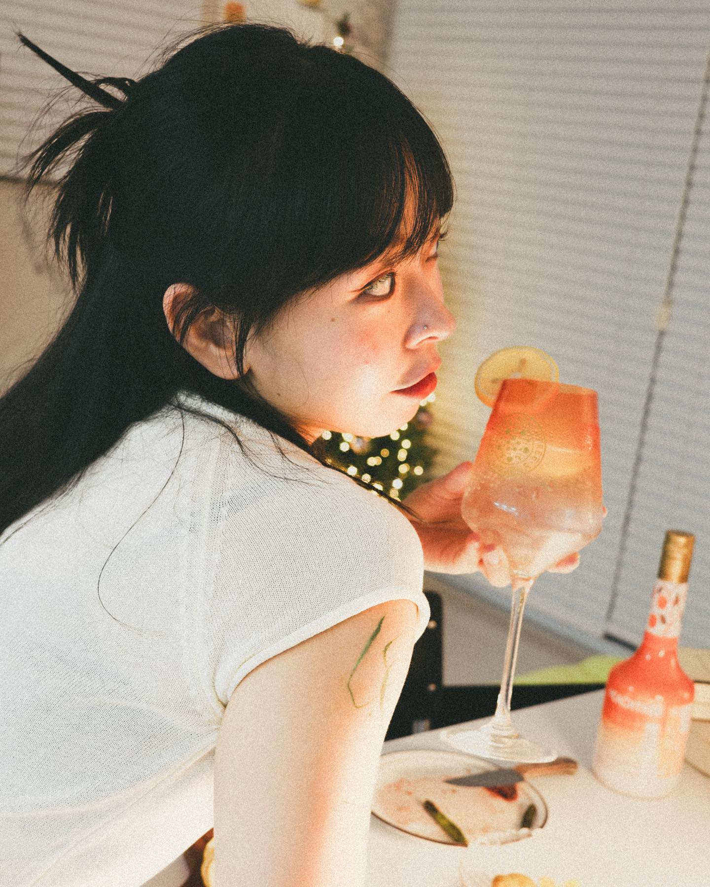 #협찬 #피치트리 #PartyPeaches #PEACHTREE
-
나 벌써 크리스마스 파티하잖아.. 
우리집은 10월부터 크리스마스인데 
나같은 술찌는 피치트리로 칵테일 or 하이볼 해먹어야 한댜! 
-
원래 술도 글라스랑 세트면 더 기분나는고야..
술 못먹어도 기분 낸댜! 다음엔 칵테일로 간댱 힁힁
-
[Drink Responsibility] 경고: 지나친 음주는 뇌졸중, 기억력 손상이나 치매를 유발합니다. 임신 중 음주는 기형아 출생 위 힘을 높입니다.]